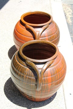Paire de jardinières à poignée en grès orange et charbon de bois