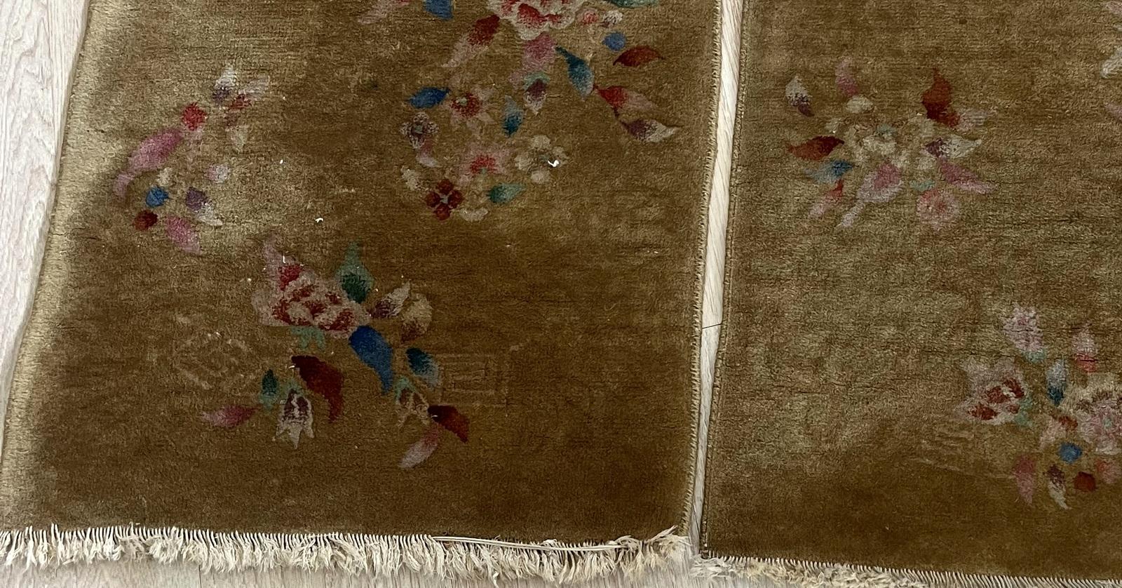 Cette paire exquise de tapis chinois antiques Art déco des années 1920, faits à la main, incarne l'élégance intemporelle et l'artisanat de maître. Tissés en laine, ces tapis présentent des textures et des motifs riches qui reflètent l'esthétique