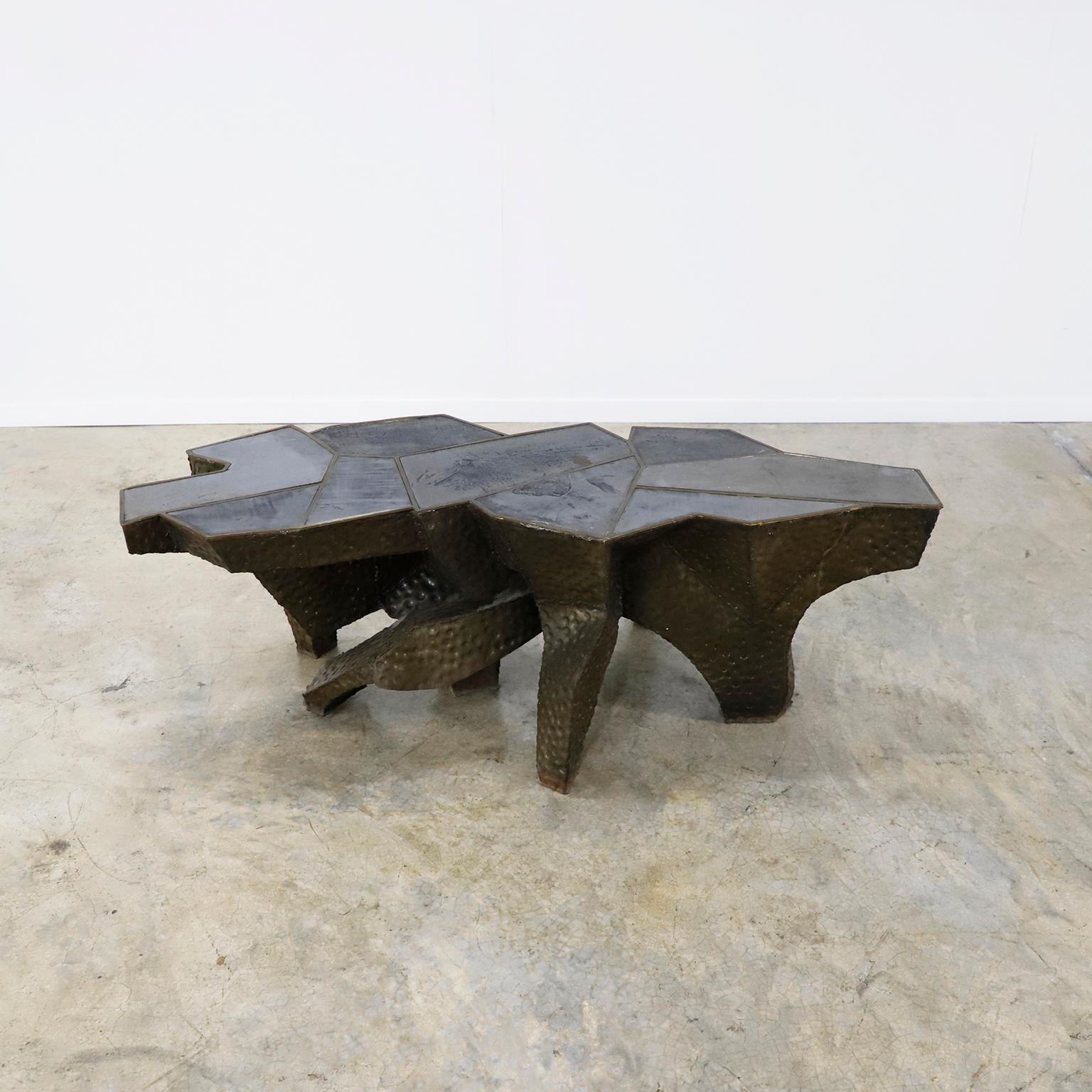 Circa 1960. Wir bieten dieses seltene Paar handgefertigter brutalistischer Beistelltische aus Messing und massiven Eisenplatten auf der Tischplatte an. Schöne Tische werden zu einem Kunstwerk
