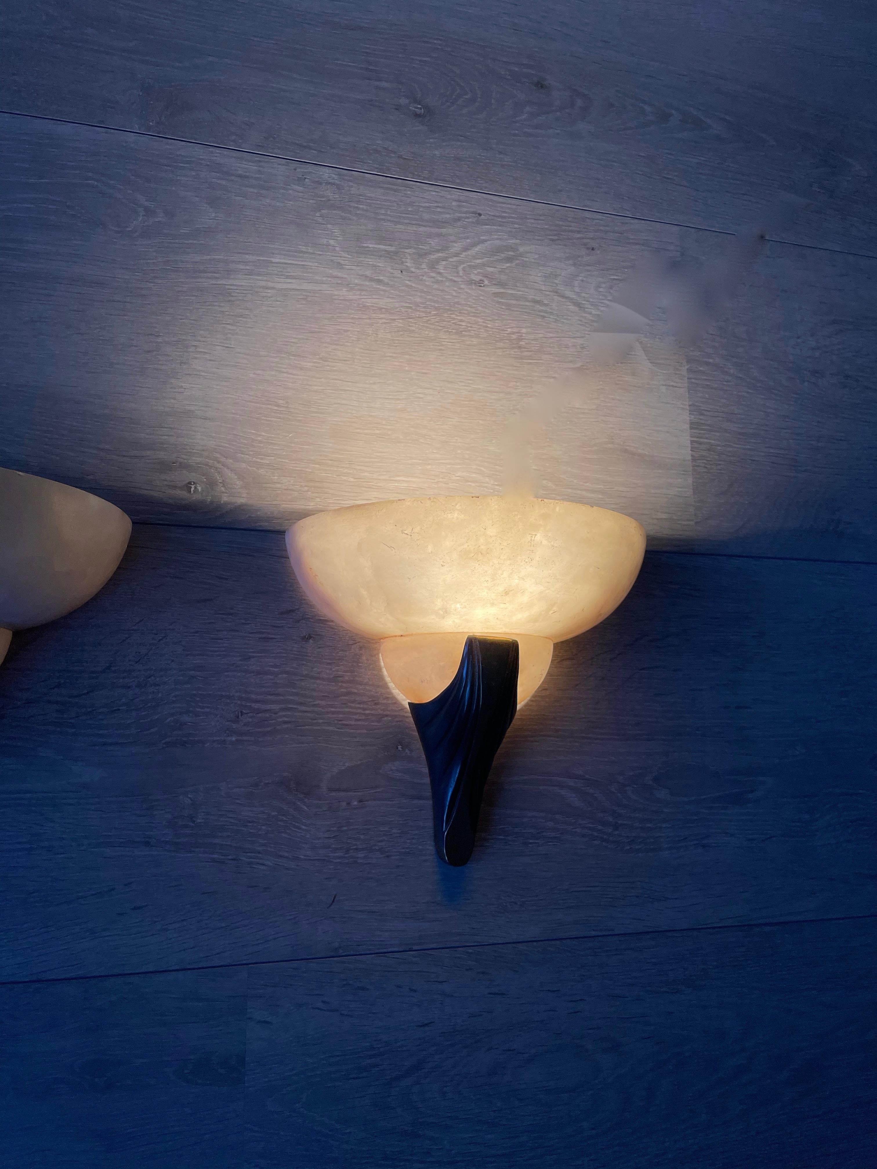 Coppia di lampade da parete in alabastro e bronzo in stile Art Déco francese fatte a mano in vendita 3