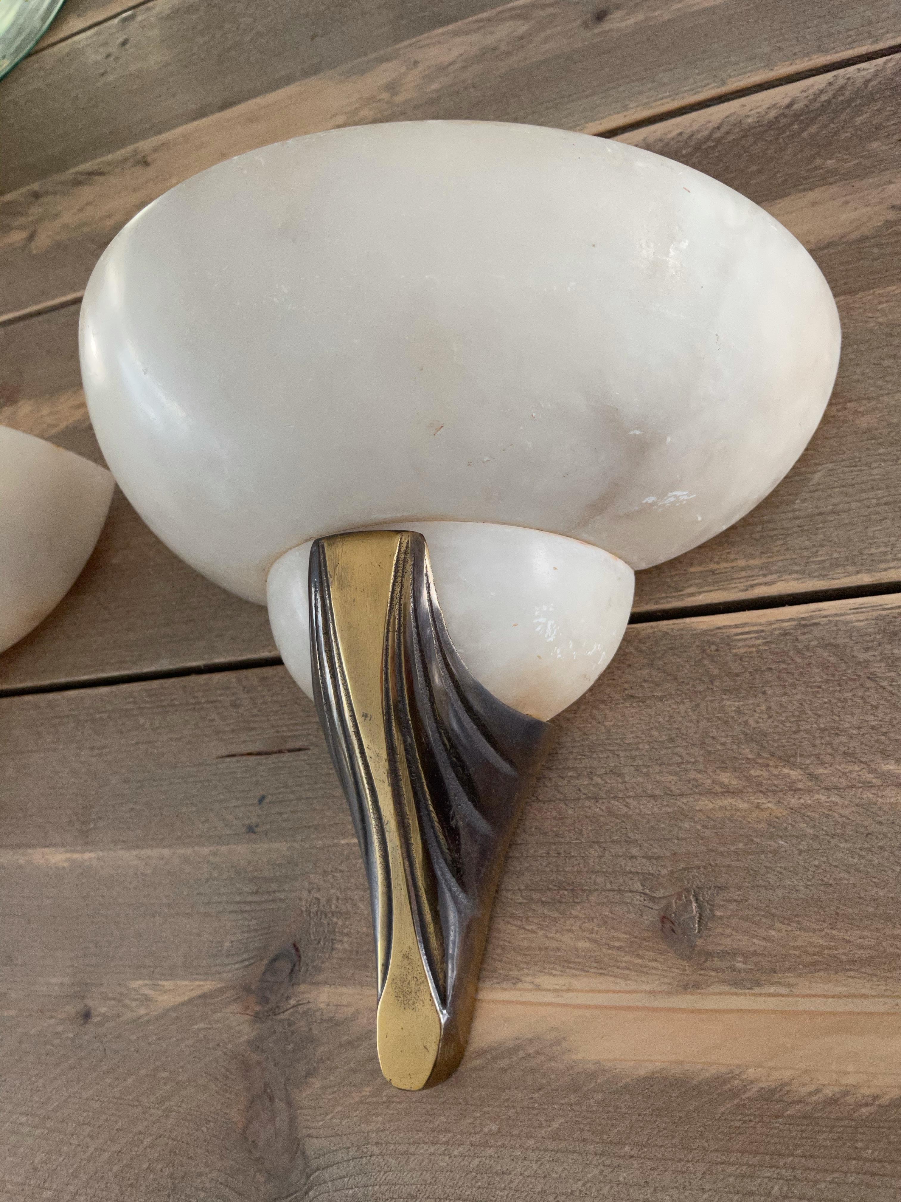 Mid-Century moderno Coppia di lampade da parete in alabastro e bronzo in stile Art Déco francese fatte a mano in vendita