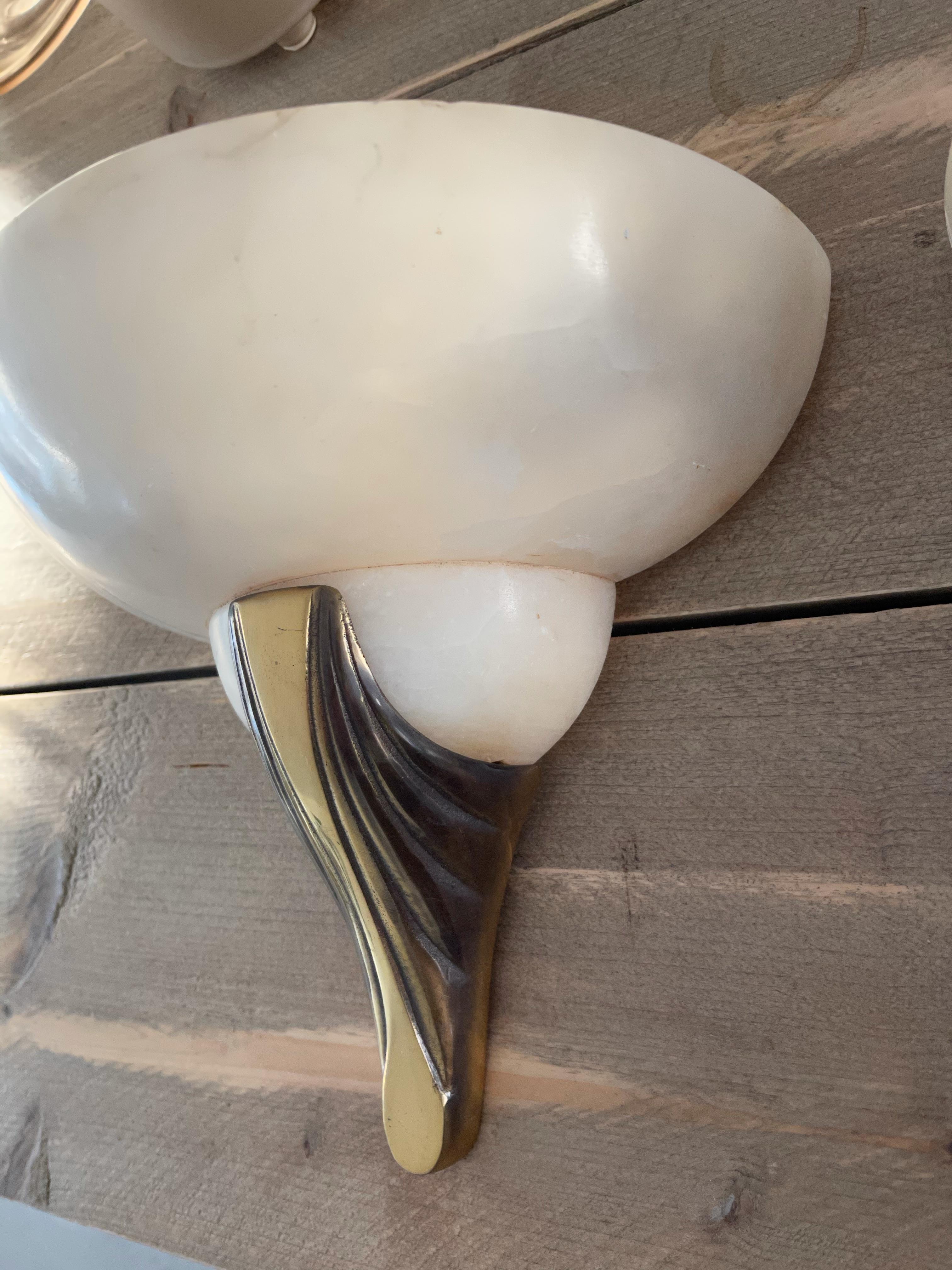 Intagliato a mano Coppia di lampade da parete in alabastro e bronzo in stile Art Déco francese fatte a mano in vendita
