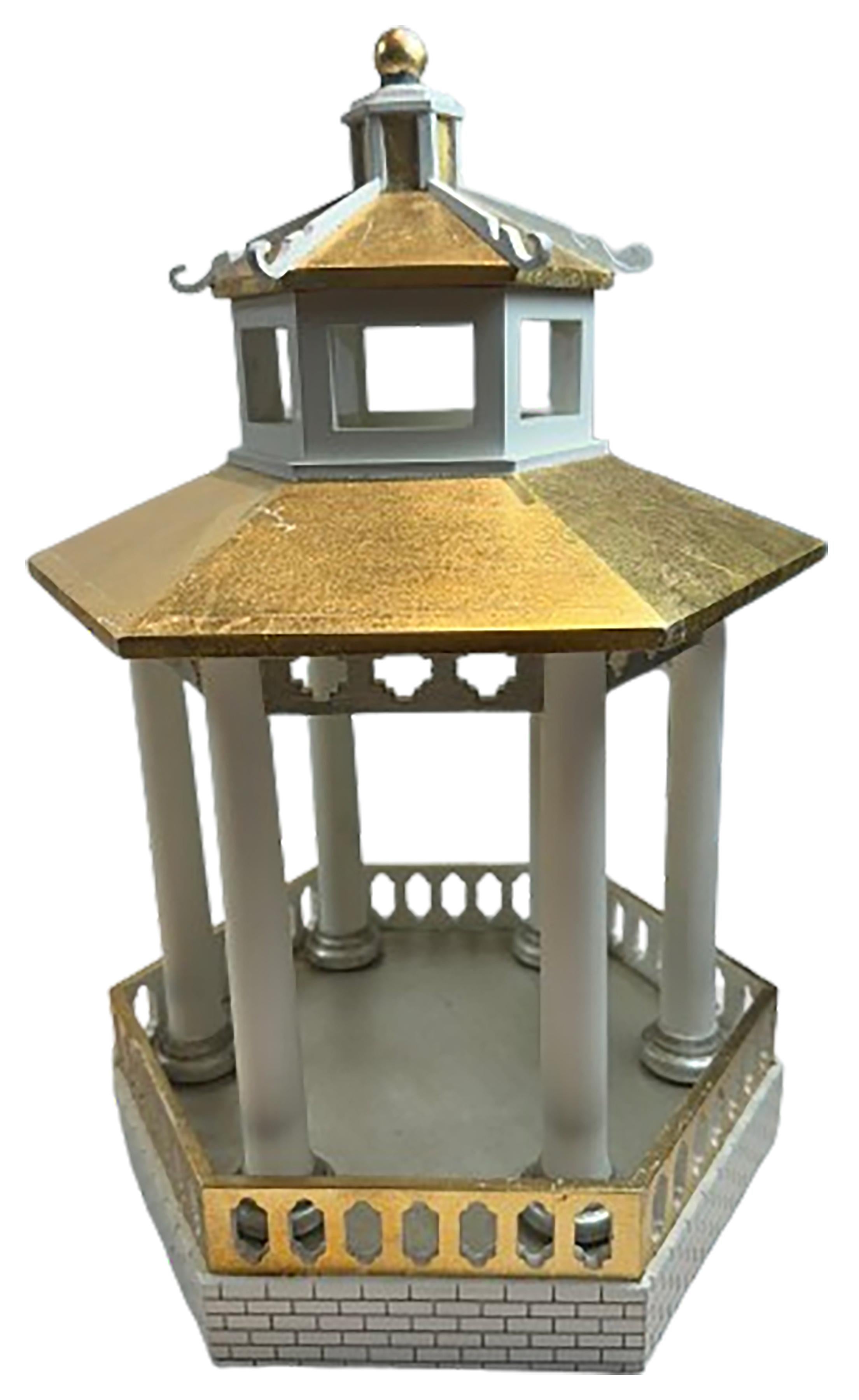 Paire de modèles de pagodes dorées à la main avec corps hexagonaux en vente 3