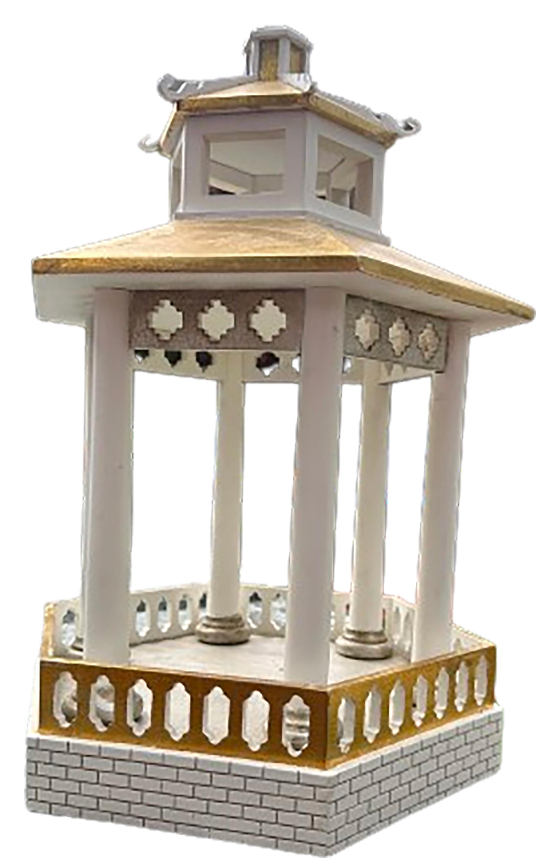 Une paire de modèles de pagodes classiques dorés à la main sur mesure. Colonnes blanches peintes à la main et petites garnitures. Le toit, la partie supérieure et la clôture inférieure du modèle présentent un magnifique éclat doré à la main. Créé à