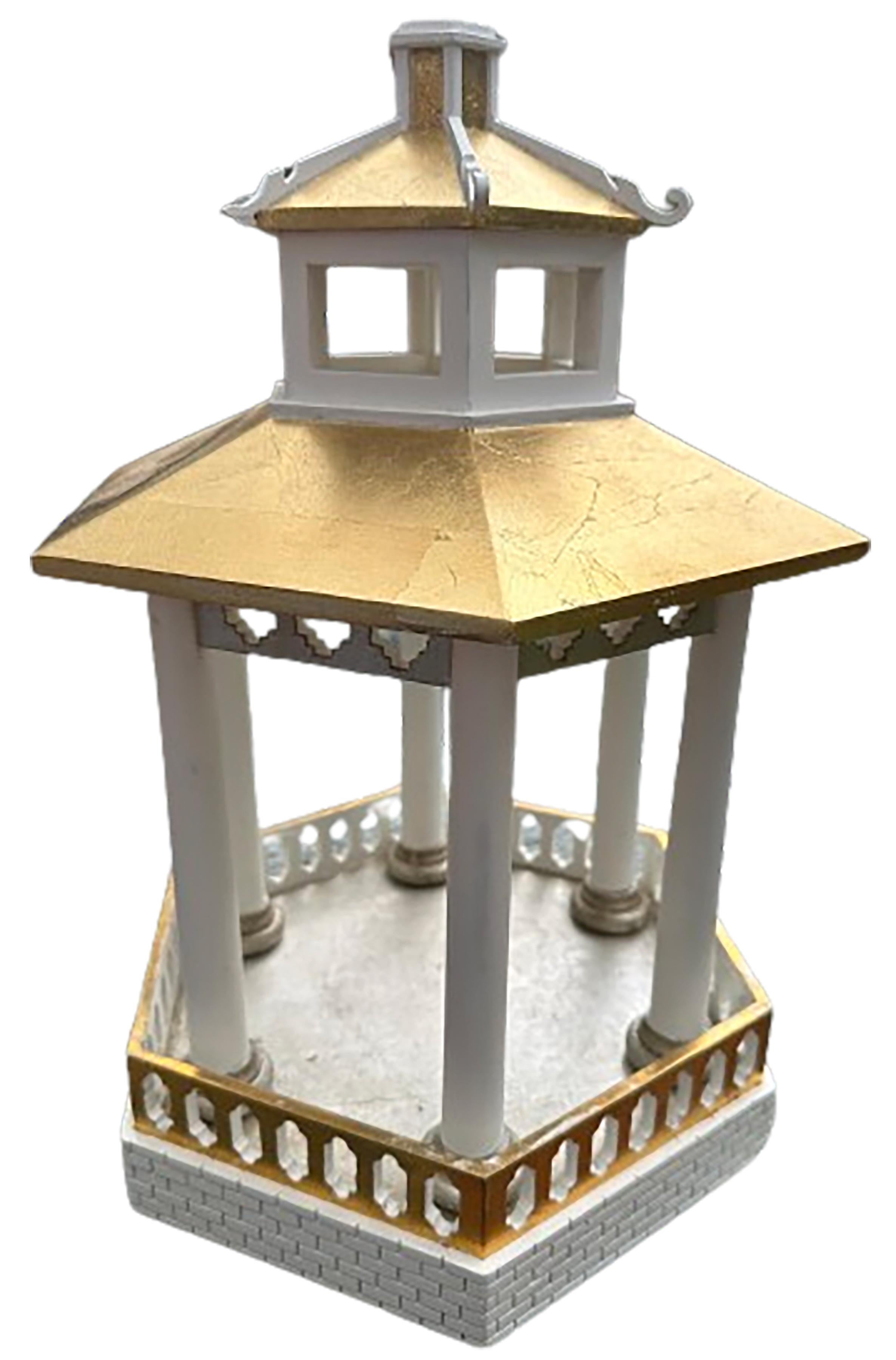 Sculpté Paire de modèles de pagodes dorées à la main avec corps hexagonaux en vente
