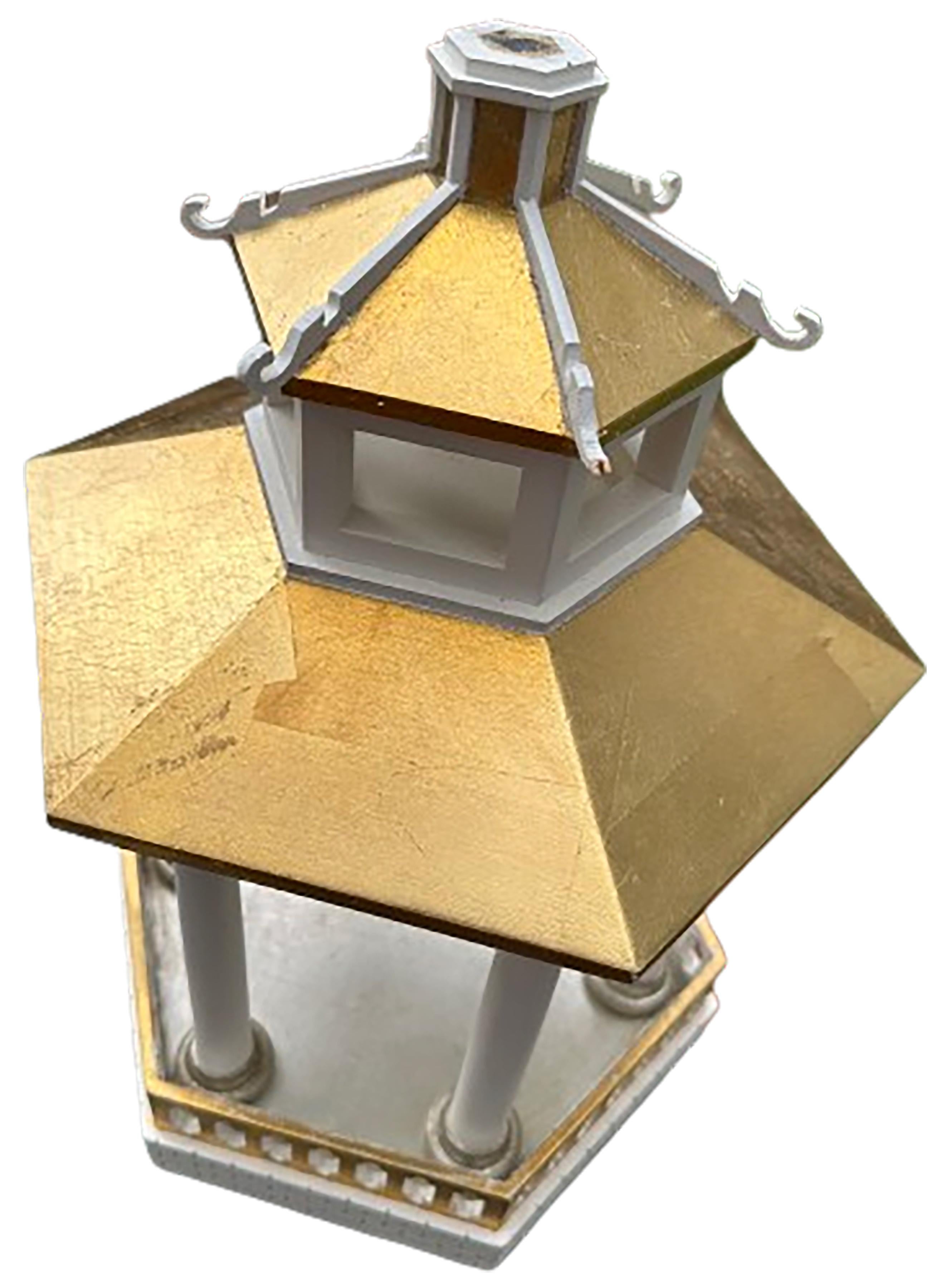 Paire de modèles de pagodes dorées à la main avec corps hexagonaux Bon état - En vente à Dallas, TX