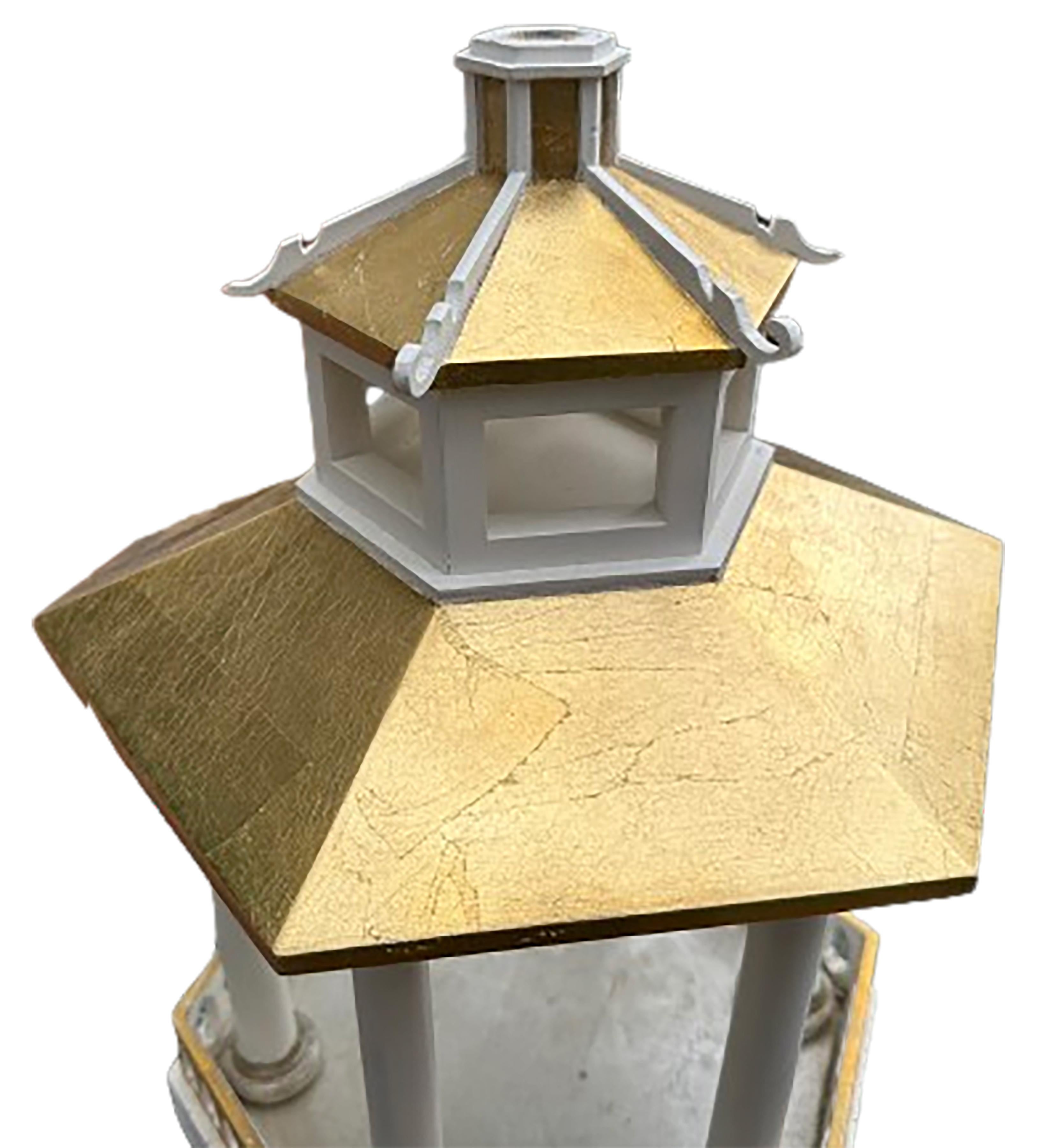 Paire de modèles de pagodes dorées à la main avec corps hexagonaux en vente 1