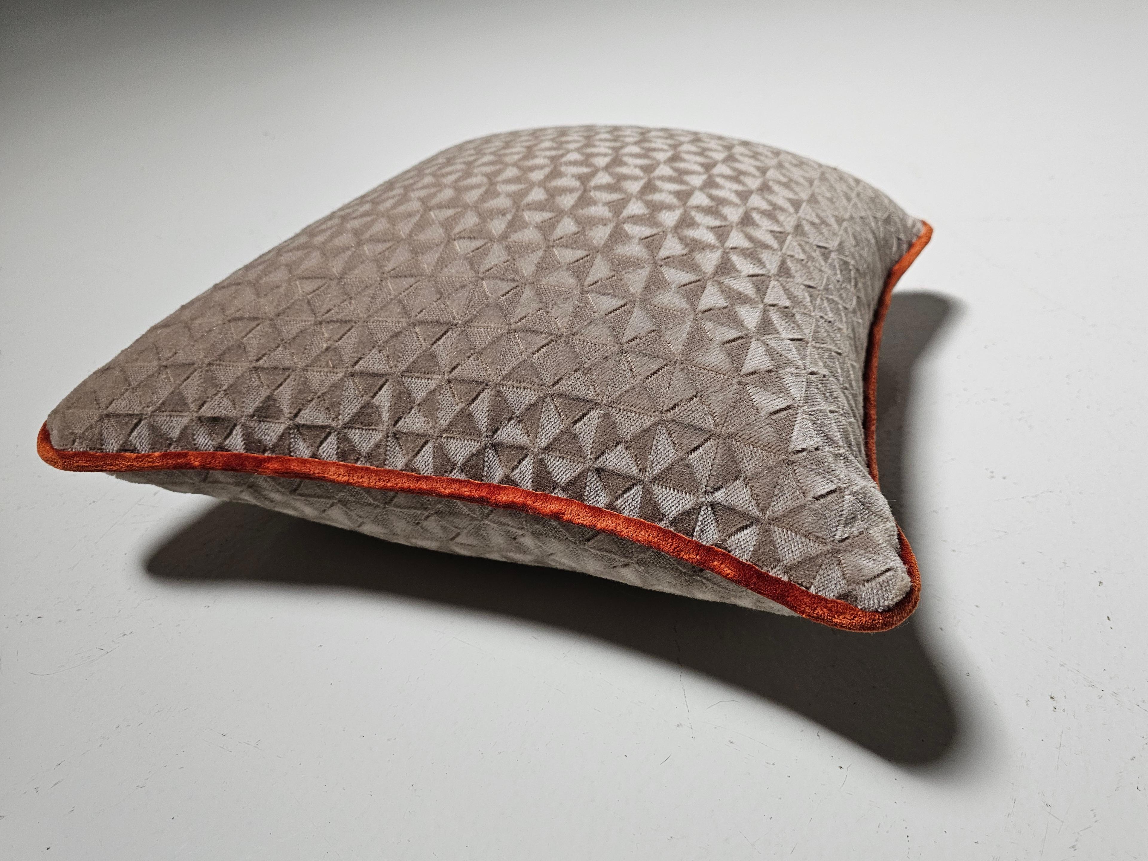 Europeo Coppia di cuscini Hermès realizzati a mano in vendita