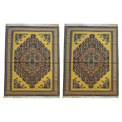 Zwei handgefertigte Kilim-Teppiche Zwei traditionelle gelbe Teppiche aus Wolle und Seide