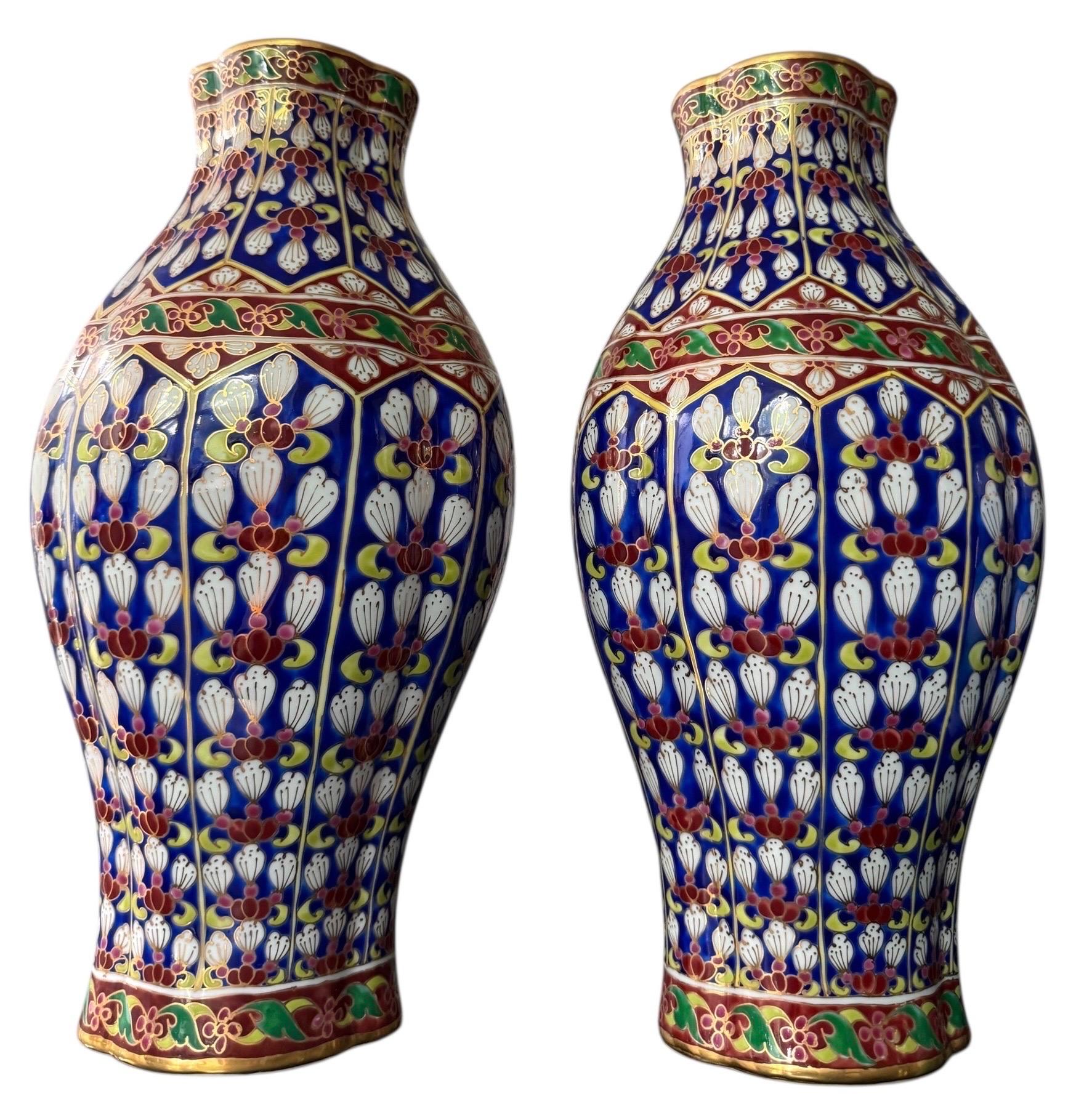 Paire de vases décoratifs Maitland-Smith faits à la main, Thaïlande, fin du 20e siècle

Une paire de vases étonnants faits à la main par Maitland-Smith, fabriqués en Thaïlande avec l'attention aux détails et l'excellence artisanale caractéristiques