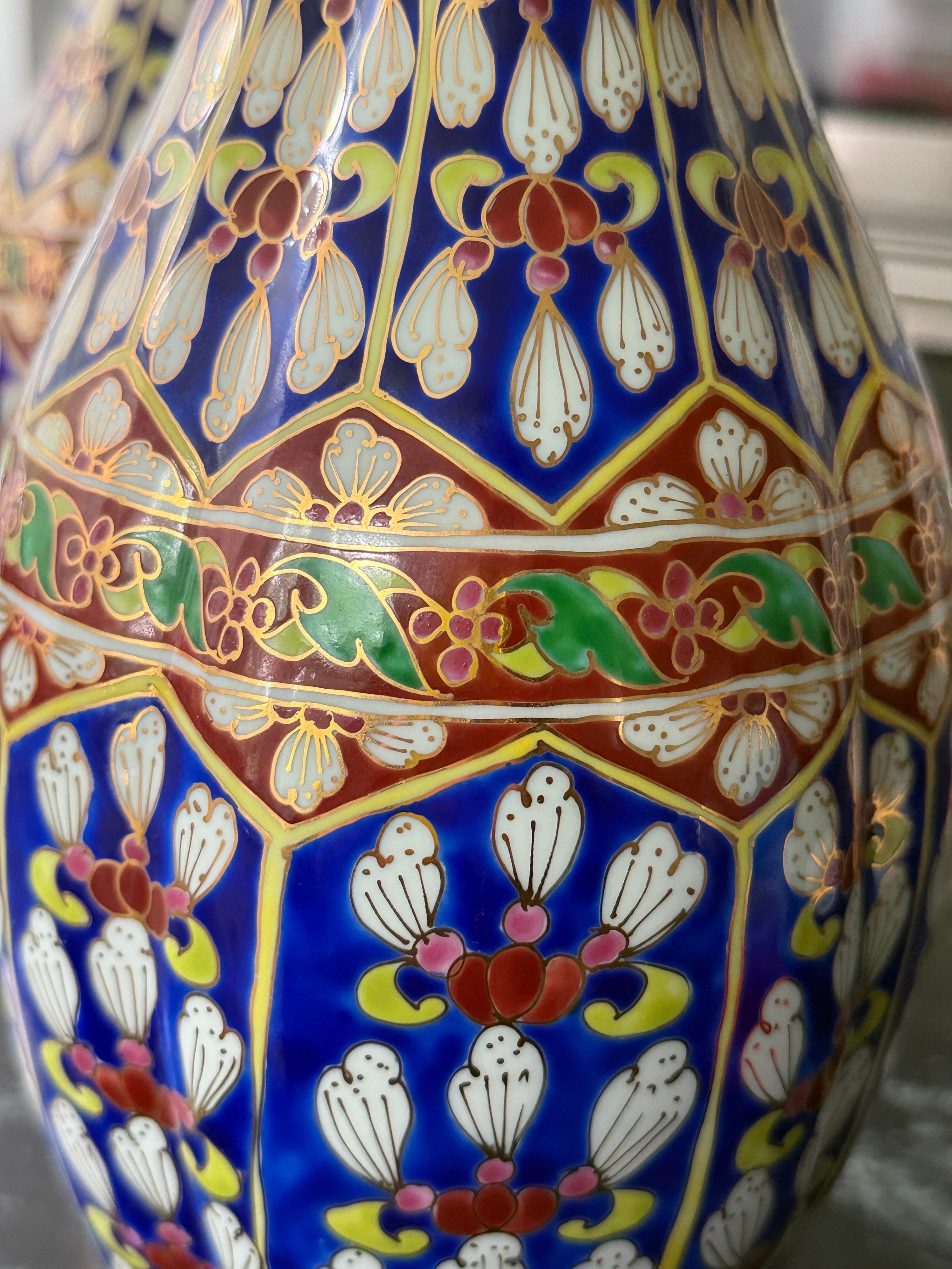 Porcelaine Paire de vases sculpturaux Maitland Smith faits à la main Thaïlande années 1980 en vente