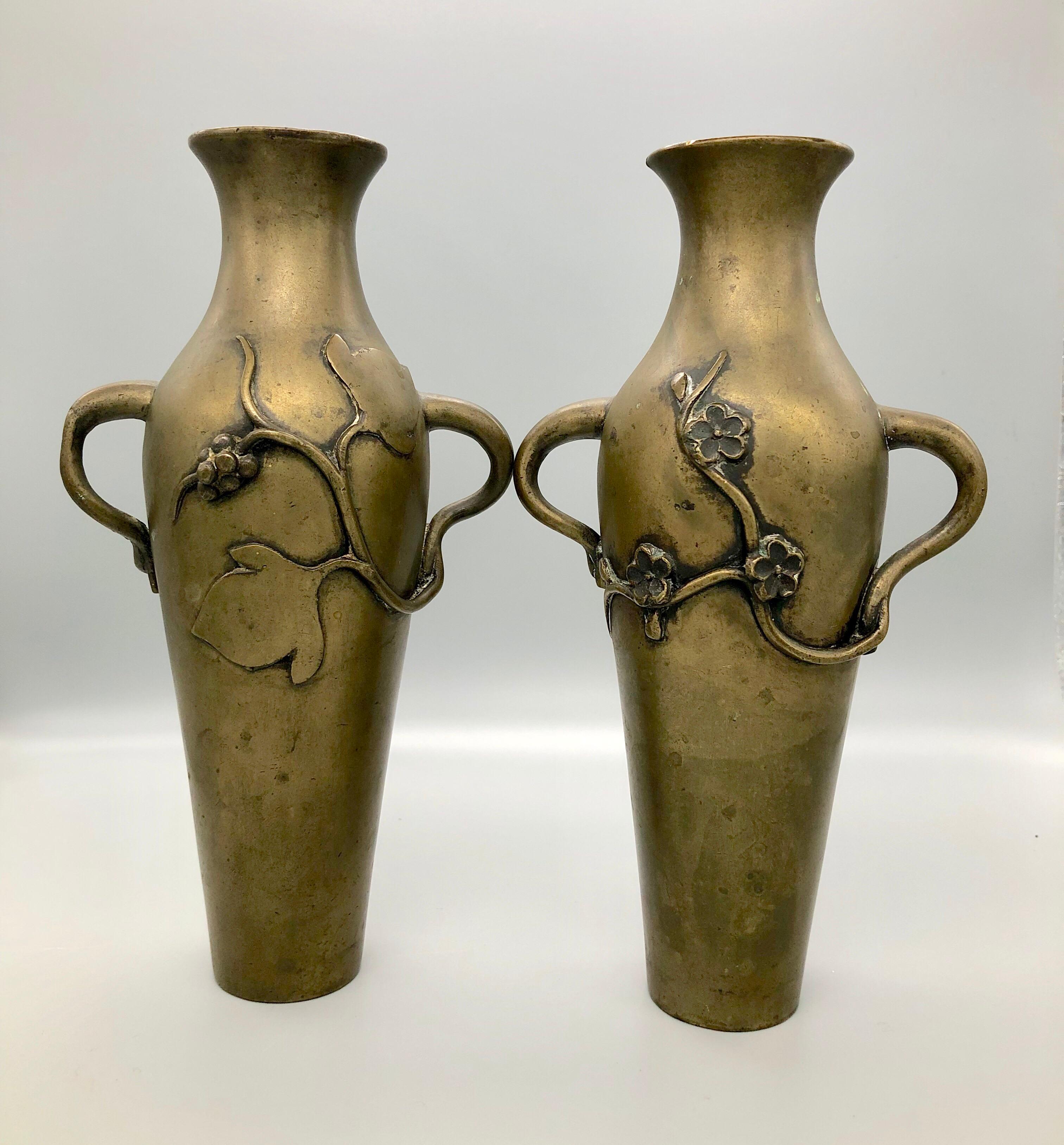 Pair of Handmade Meiji Era Bronze Art Nouveau Vases, Flowers and Grapevine In Good Condition For Sale In Vineyard Haven, MA