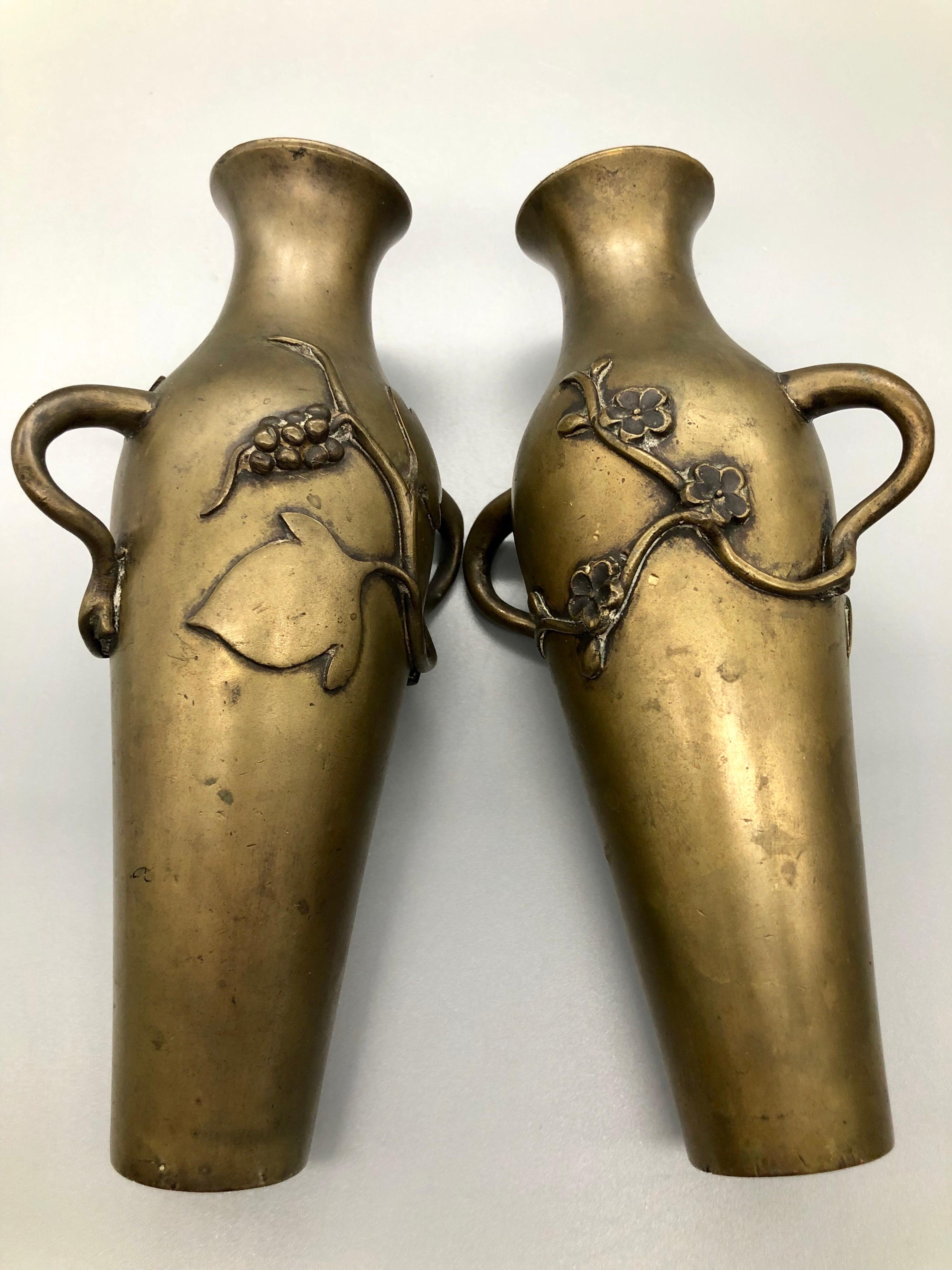 Pair of Handmade Meiji Era Bronze Art Nouveau Vases, Flowers and Grapevine For Sale 3