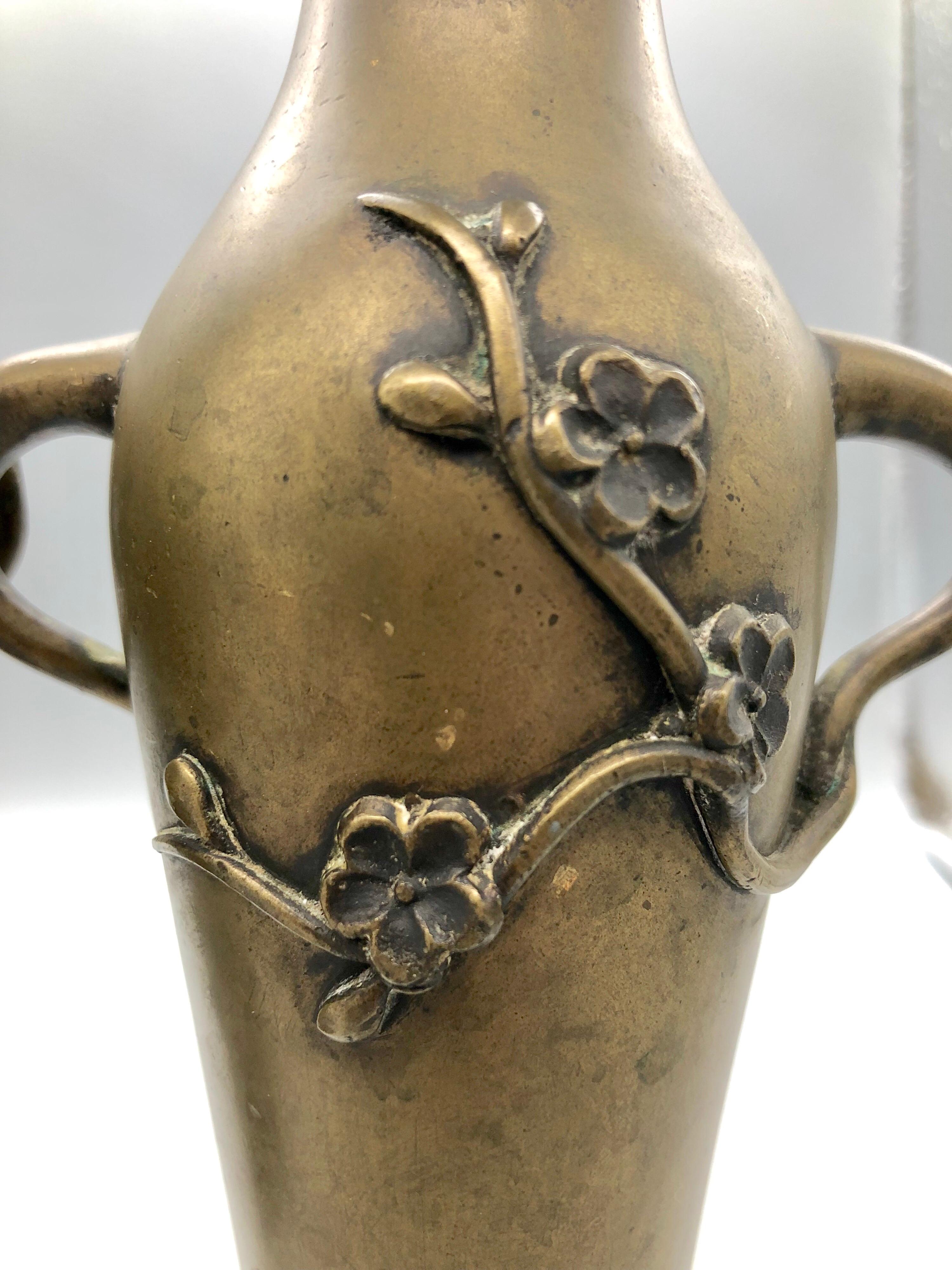 Pair of Handmade Meiji Era Bronze Art Nouveau Vases, Flowers and Grapevine For Sale 4