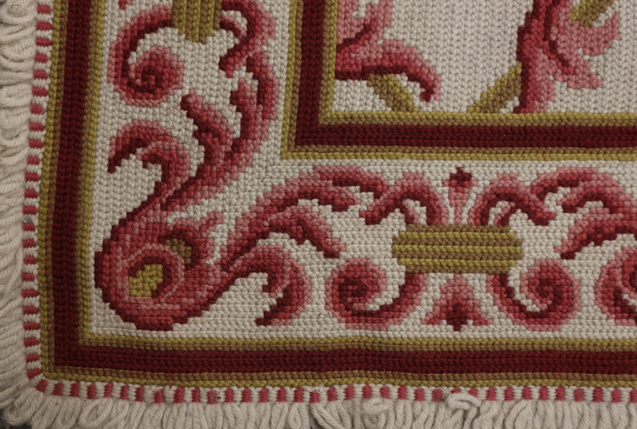 Paar handgefertigte orientalische Nadelspitze-Teppiche, traditioneller rosa Wollteppich (Chinesisch) im Angebot