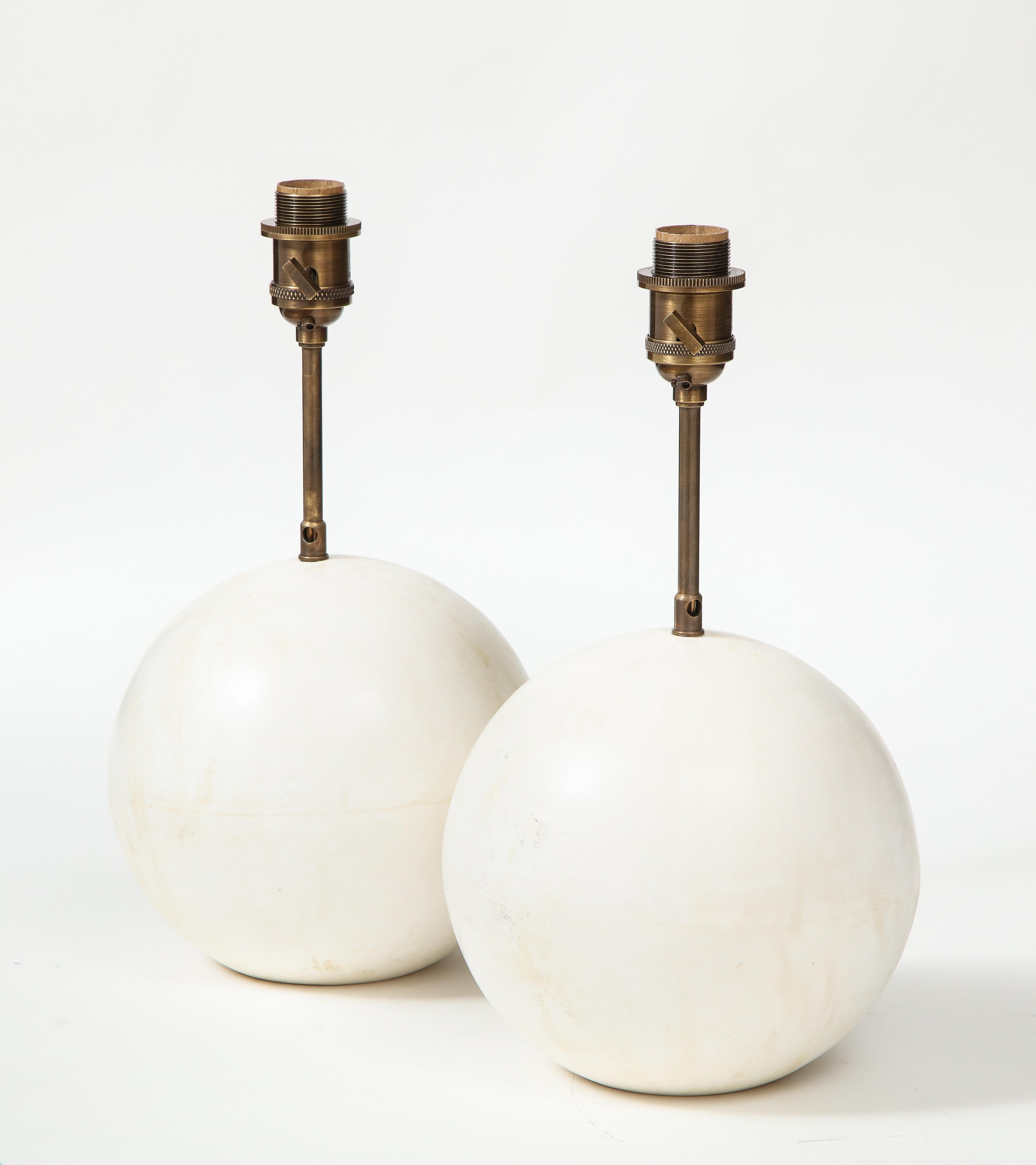Pair of creamy white plaster table lamps with globe bases, produced by Facto Atelier Paris. 
Beeswax 