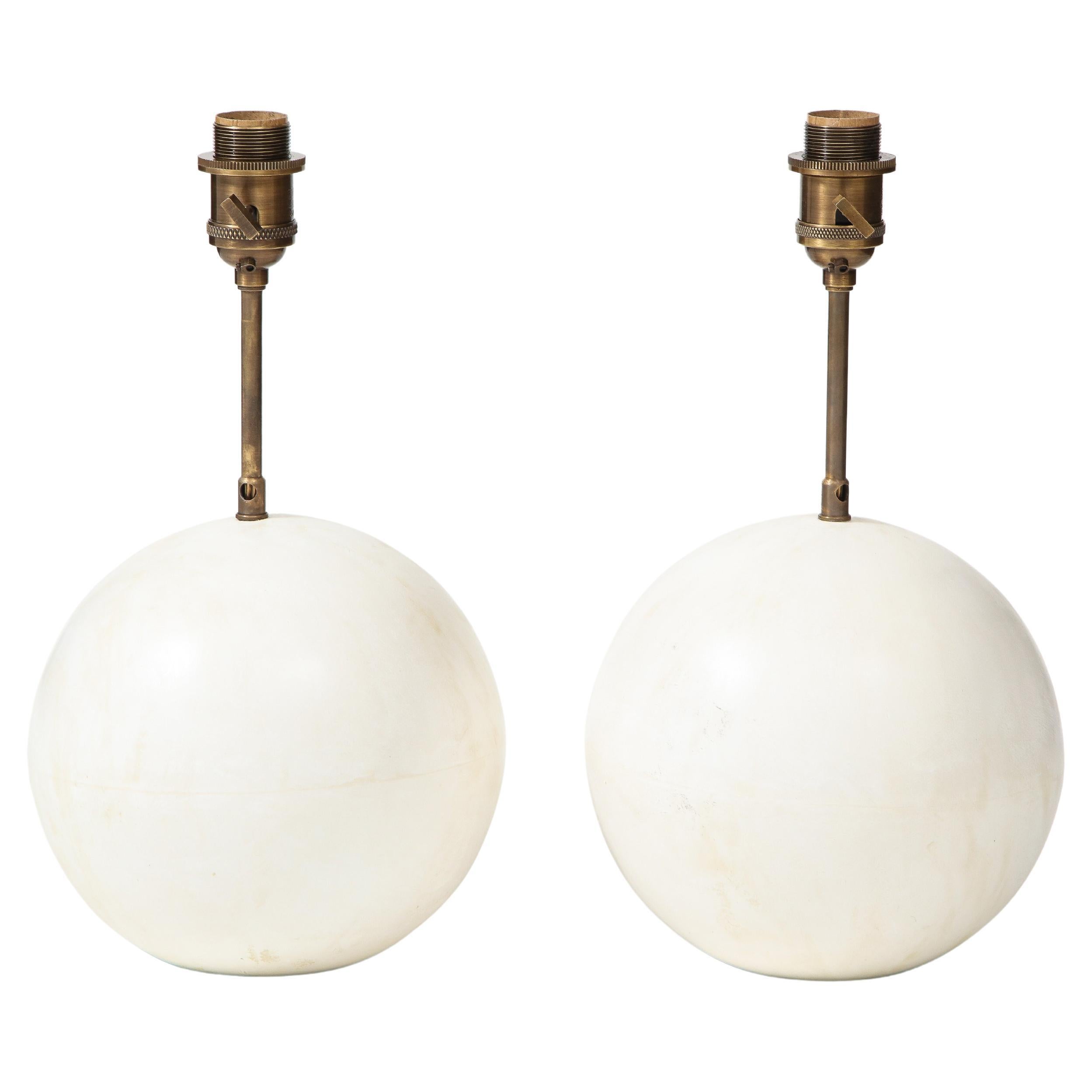 Coppia di lampade da tavolo in gesso fatte a mano con base a globo di Atelier Paris in vendita