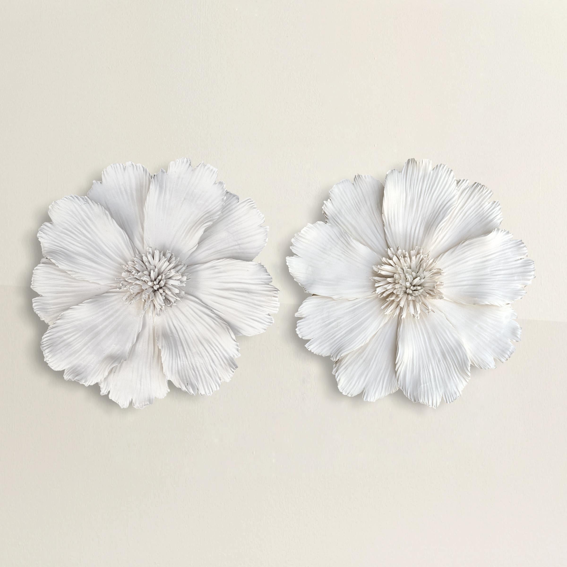 Diese exquisiten handgefertigten Porzellanblumen sind eine wunderbare Ergänzung für jedes Haus. Jede Blume ist sorgfältig aus unglasiertem weißem Porzellan gefertigt und zeigt große, zarte Blütenblätter, die die verschlungenen Blumenscheiben in der