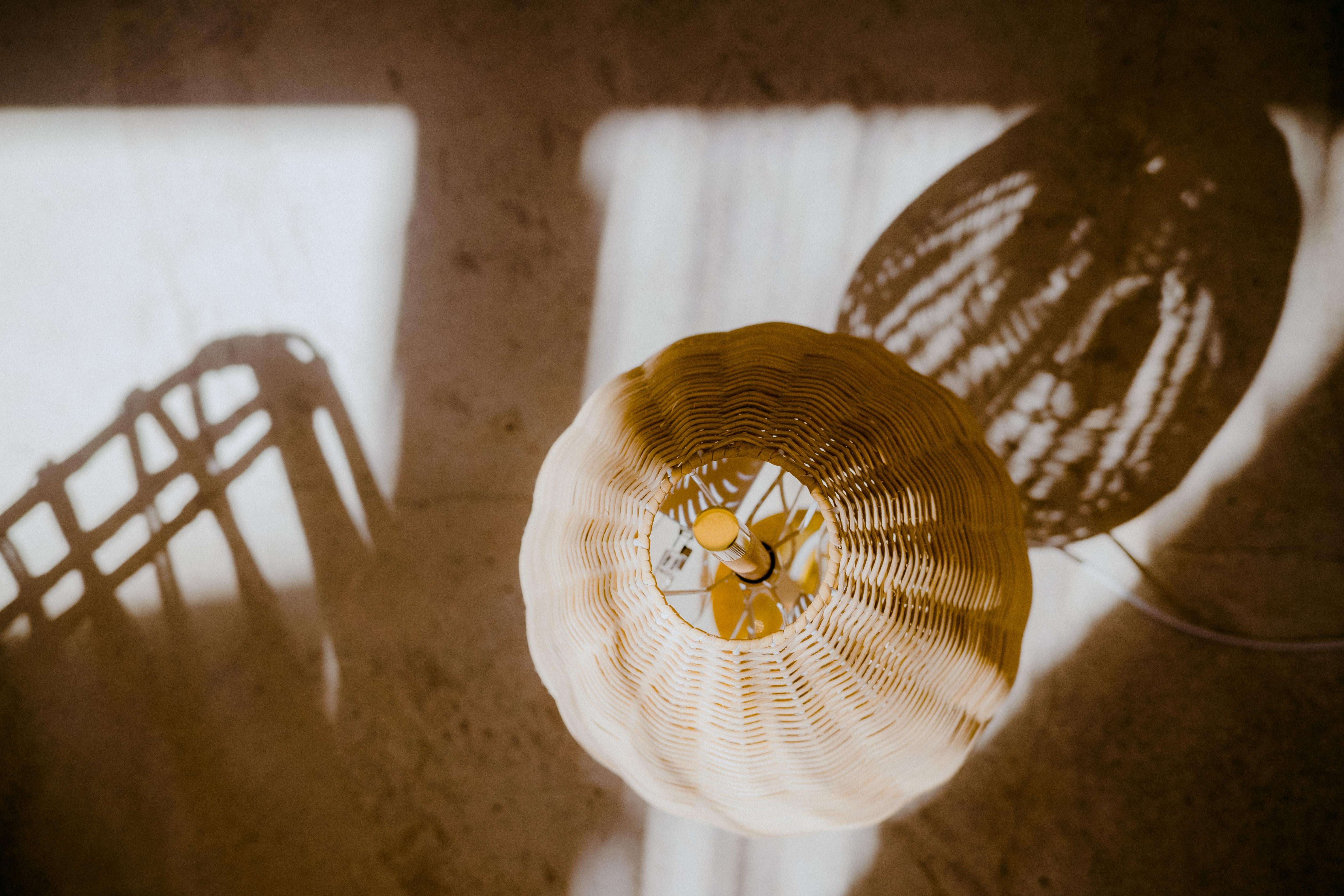 Pareja de, Lámpara de mesa hecha a mano, latón natural de ratán, objetos mediterráneos - Auct Hecho a mano en venta