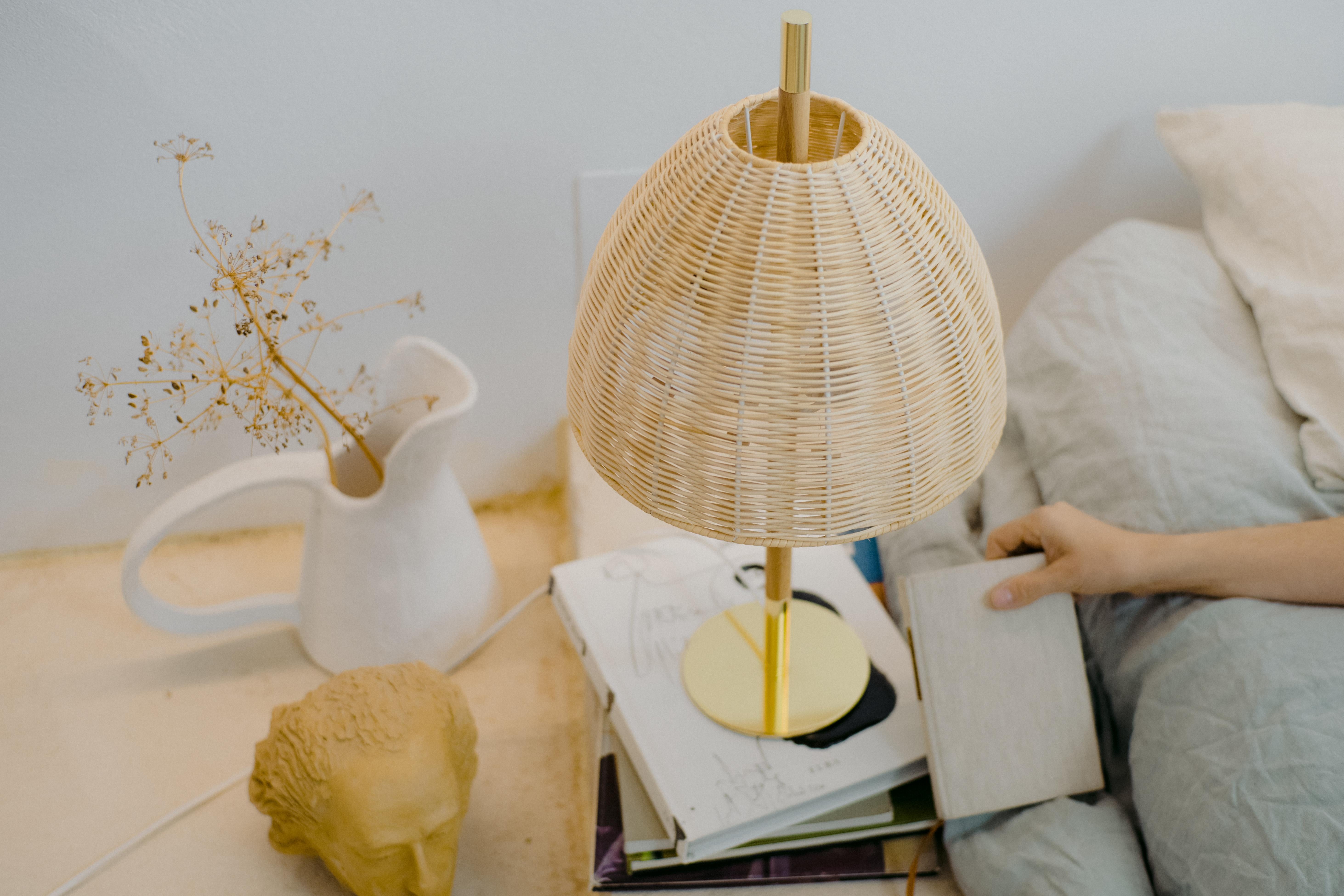 Laiton Paire de lampes de bureau faites à la main, laiton rotin naturel, objets méditerranéens - Auct en vente