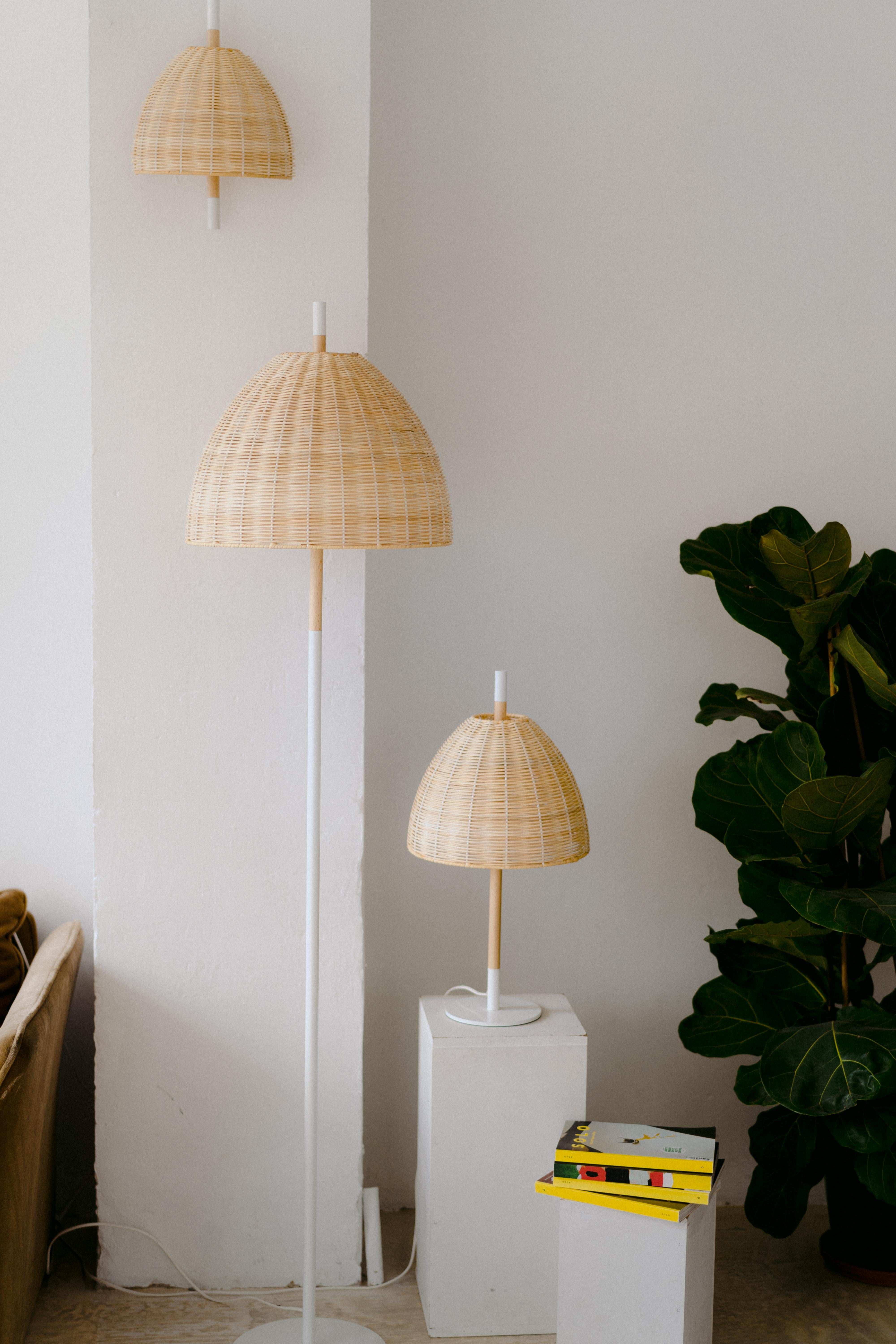 Moderne Paire de lampes de bureau, faites à la main, en rotin blanc naturel, par Mediterranean Objects en vente