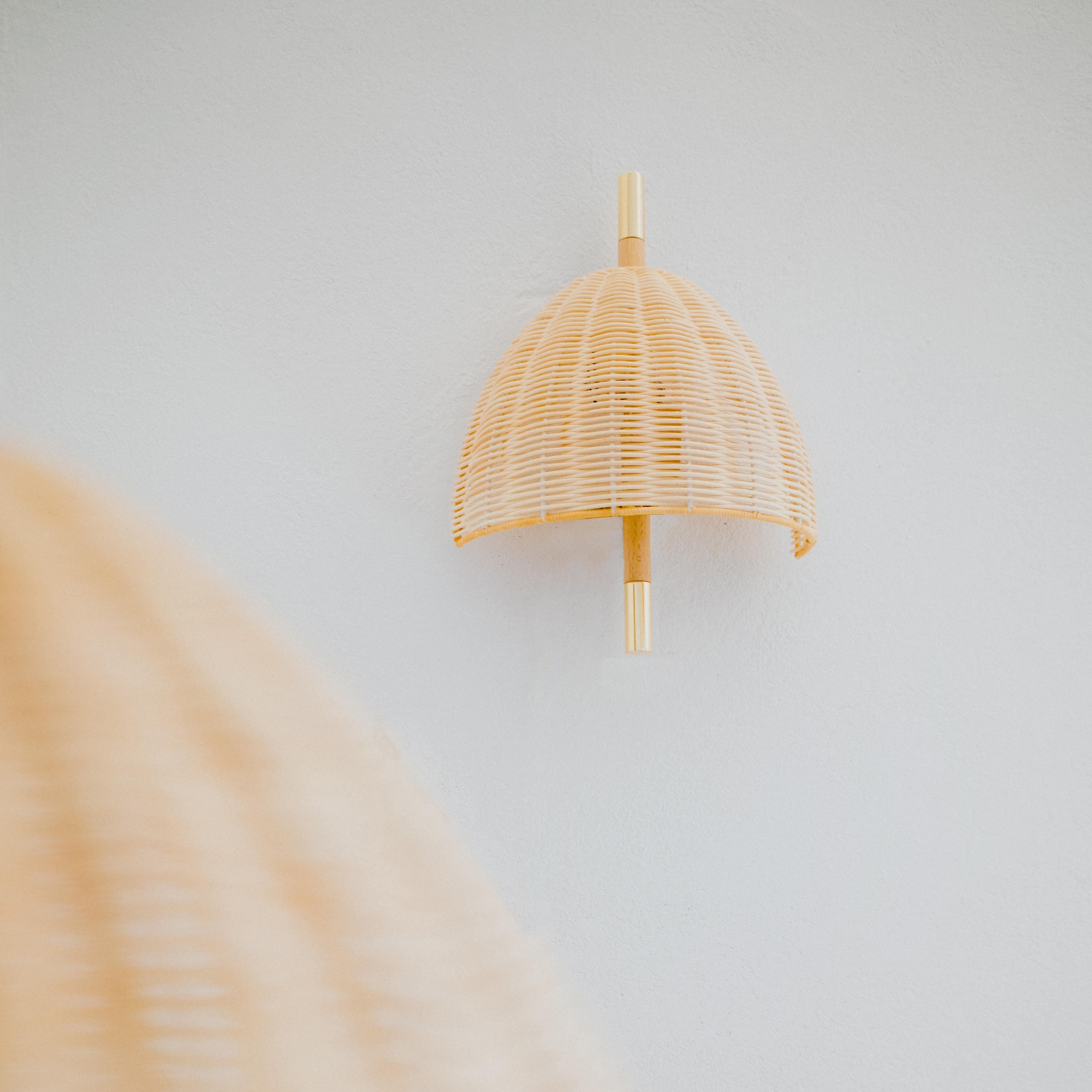 Paar handgefertigte Wandlampen, natürliches Rattan-Messing, mediterrane Objekte, A (Moderne)