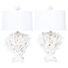 Paar handgefertigte weiße Korallen-Tischlampen
