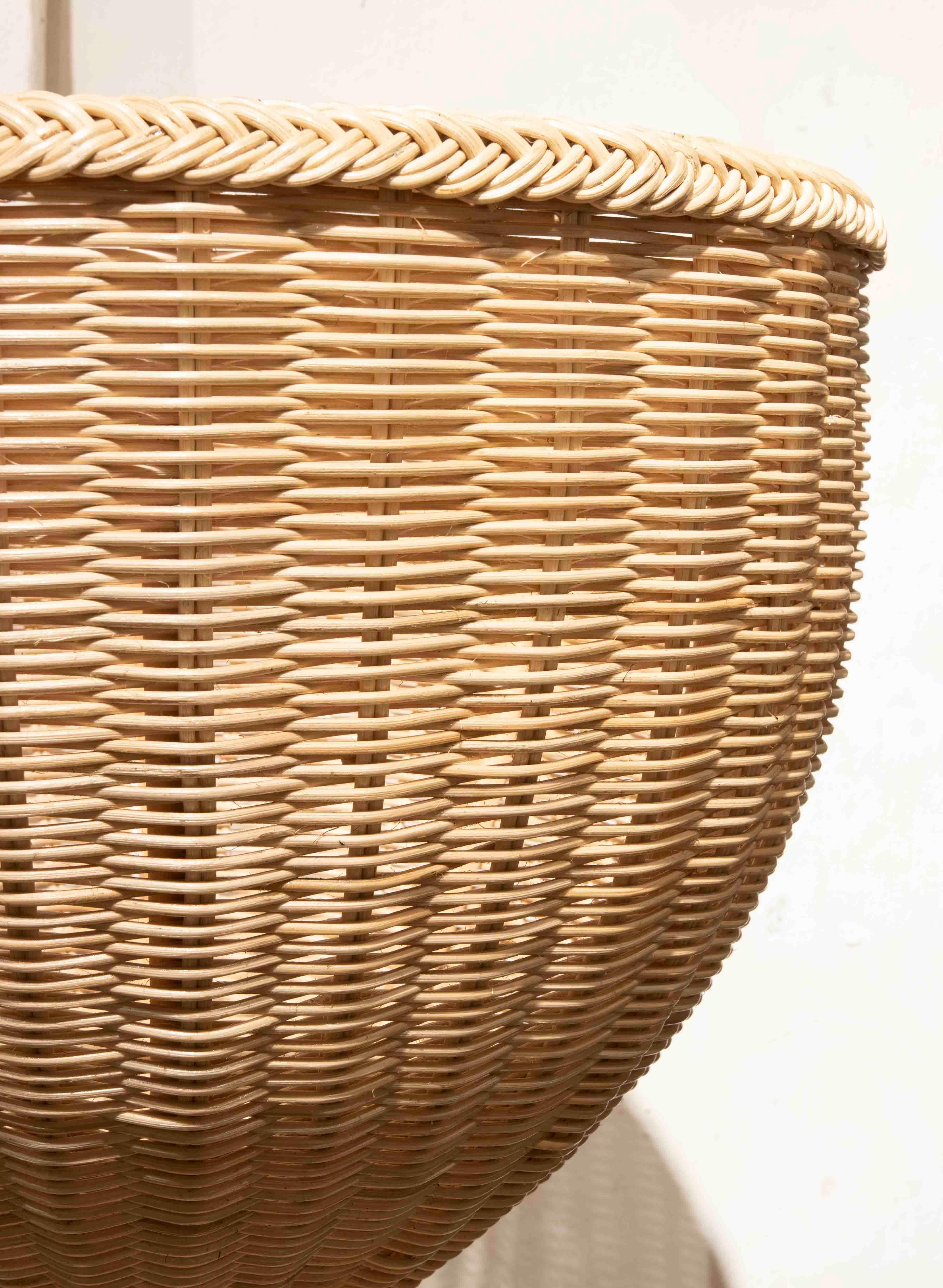 Pair of Handmade Wicker Cups with Rectangular Bases and wooden Structure For Sale 6