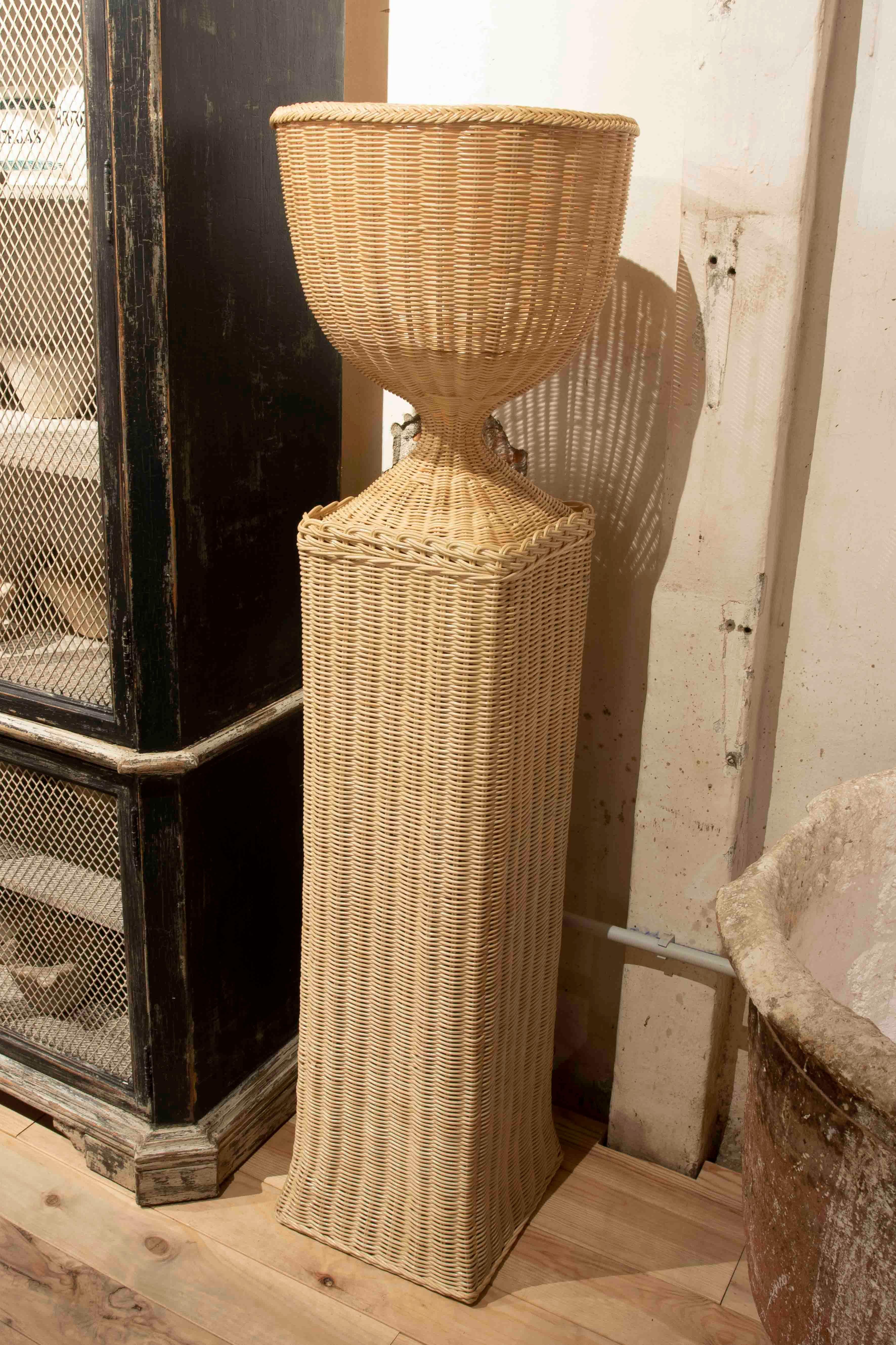 Pair of Handmade Wicker Cups with Rectangular Bases and wooden Structure In Good Condition For Sale In Marbella, ES