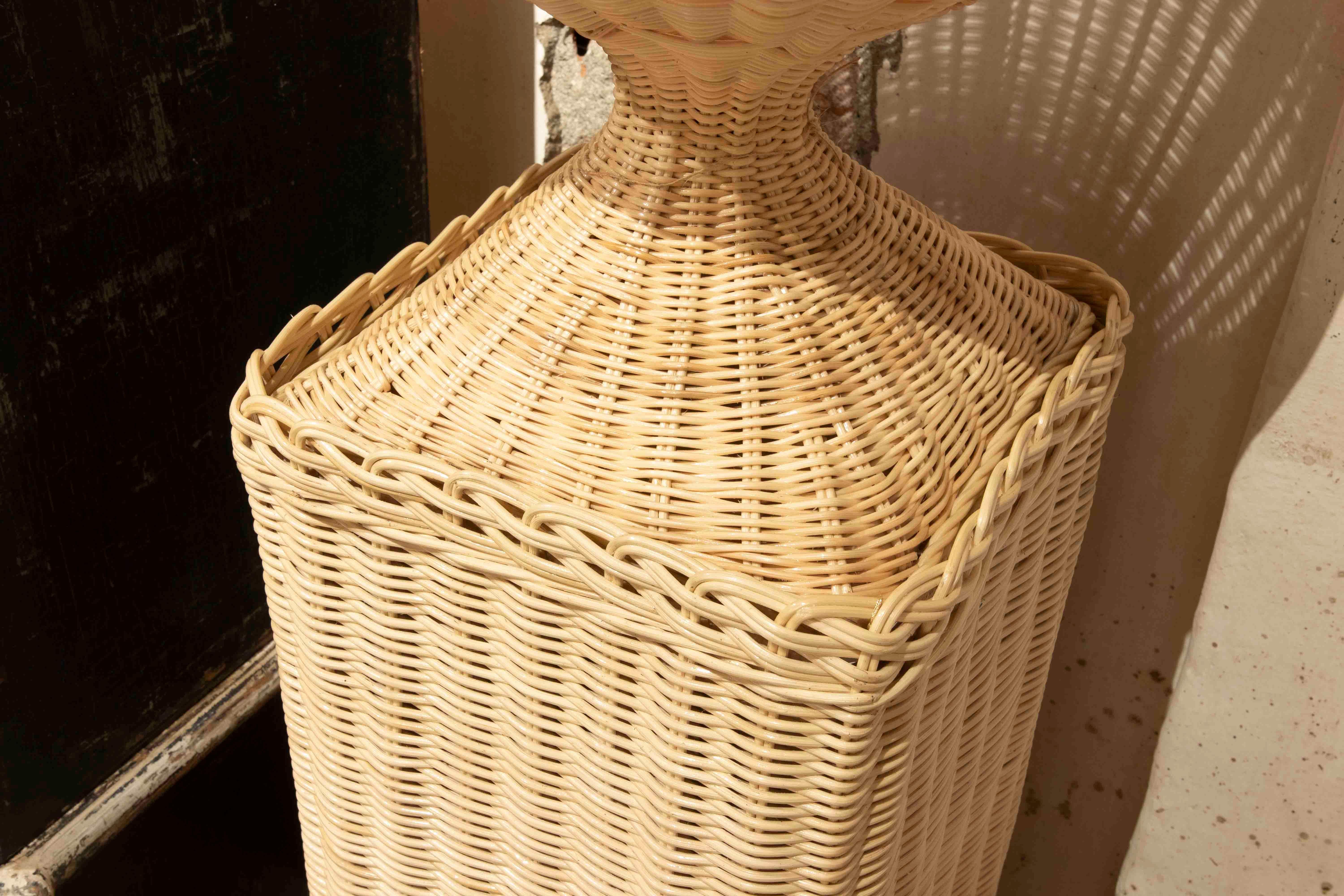 Paar handgefertigte Korbweidebecher mit rechteckigen Sockeln und Holzstruktur im Angebot 3