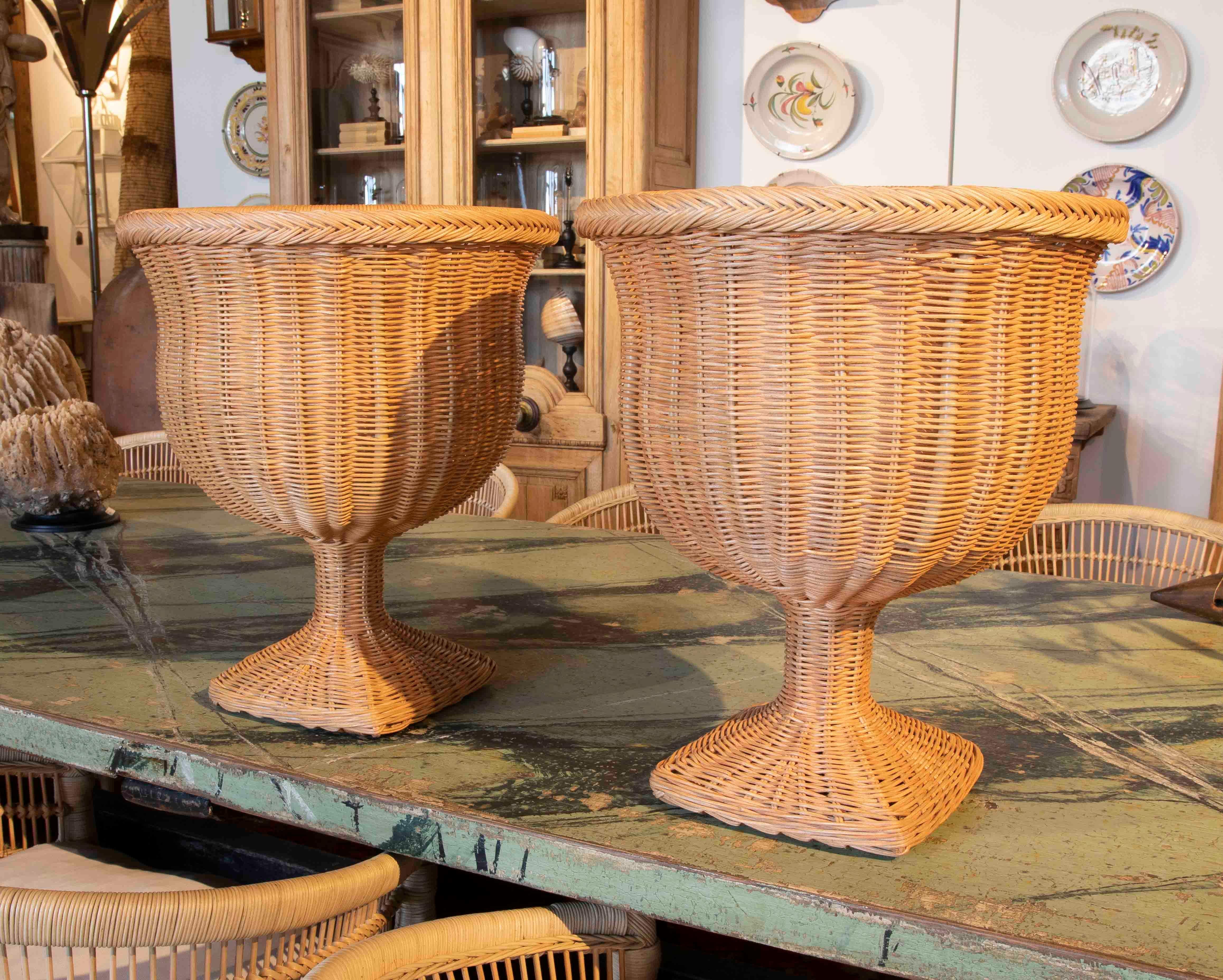 Pair of Handmade Wicker Urns with Rectangular Bases and Iron Structure For Sale 4