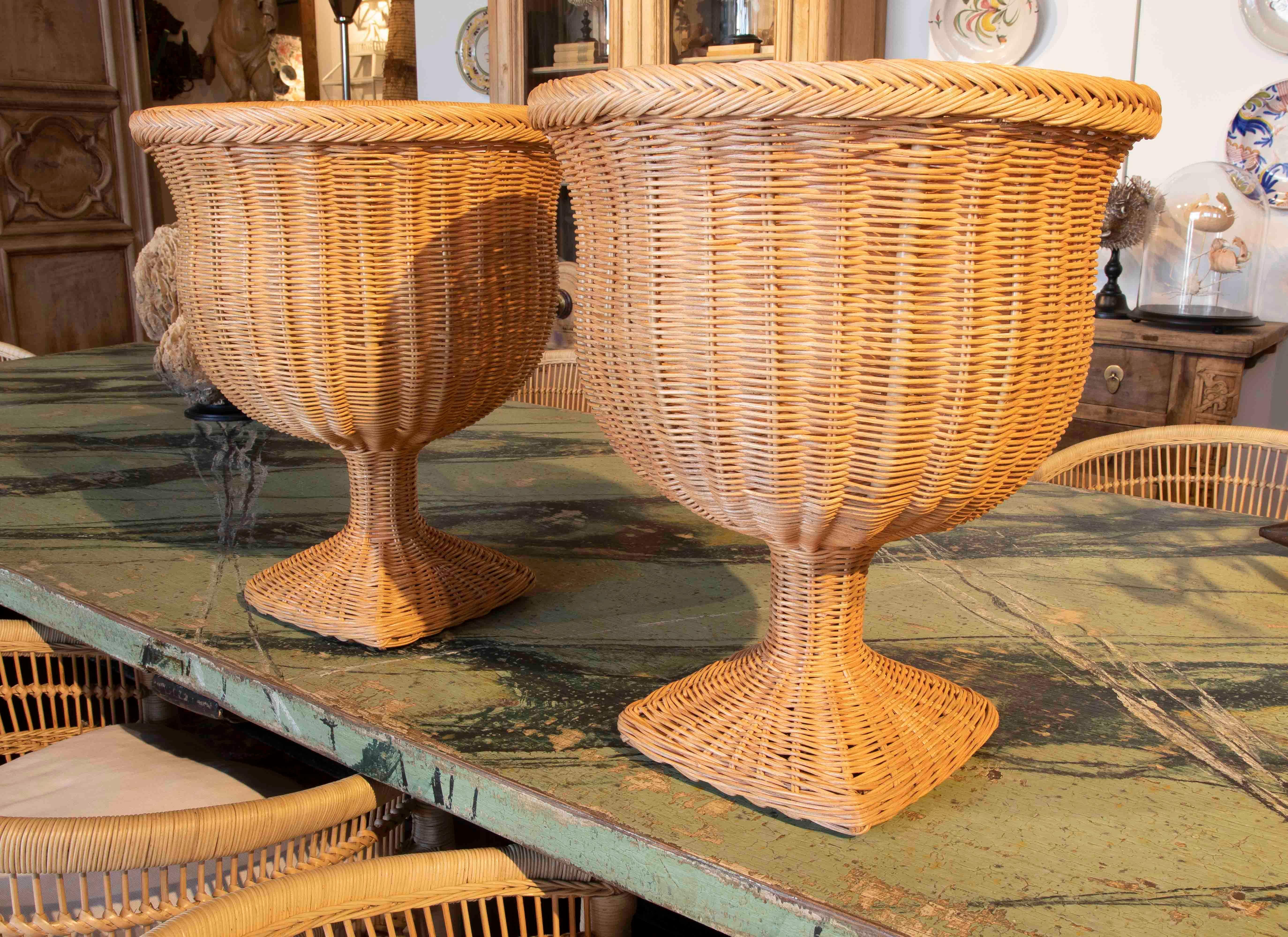 Pair of Handmade Wicker Urns with Rectangular Bases and Iron Structure For Sale 5