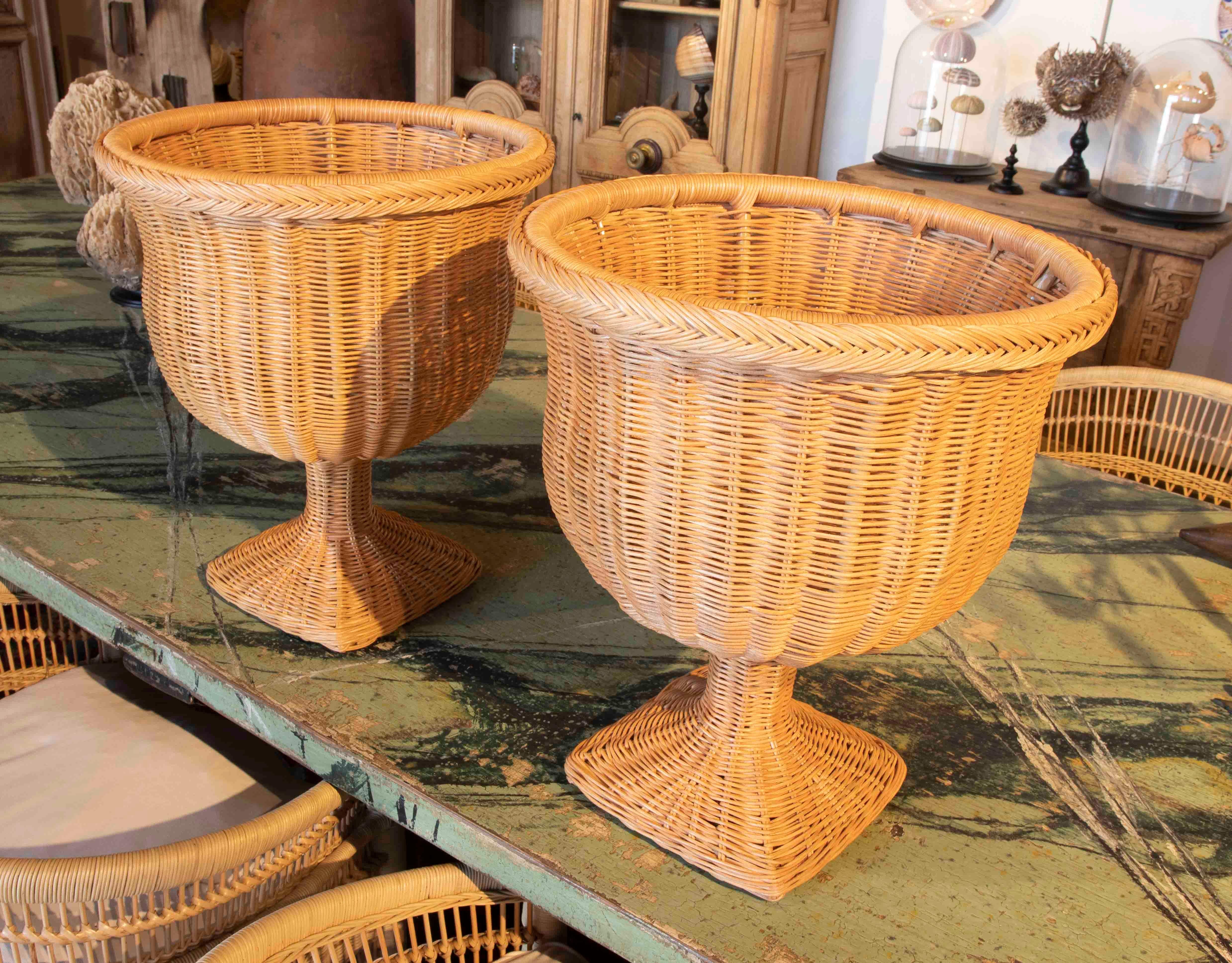 Pair of Handmade Wicker Urns with Rectangular Bases and Iron Structure For Sale 6