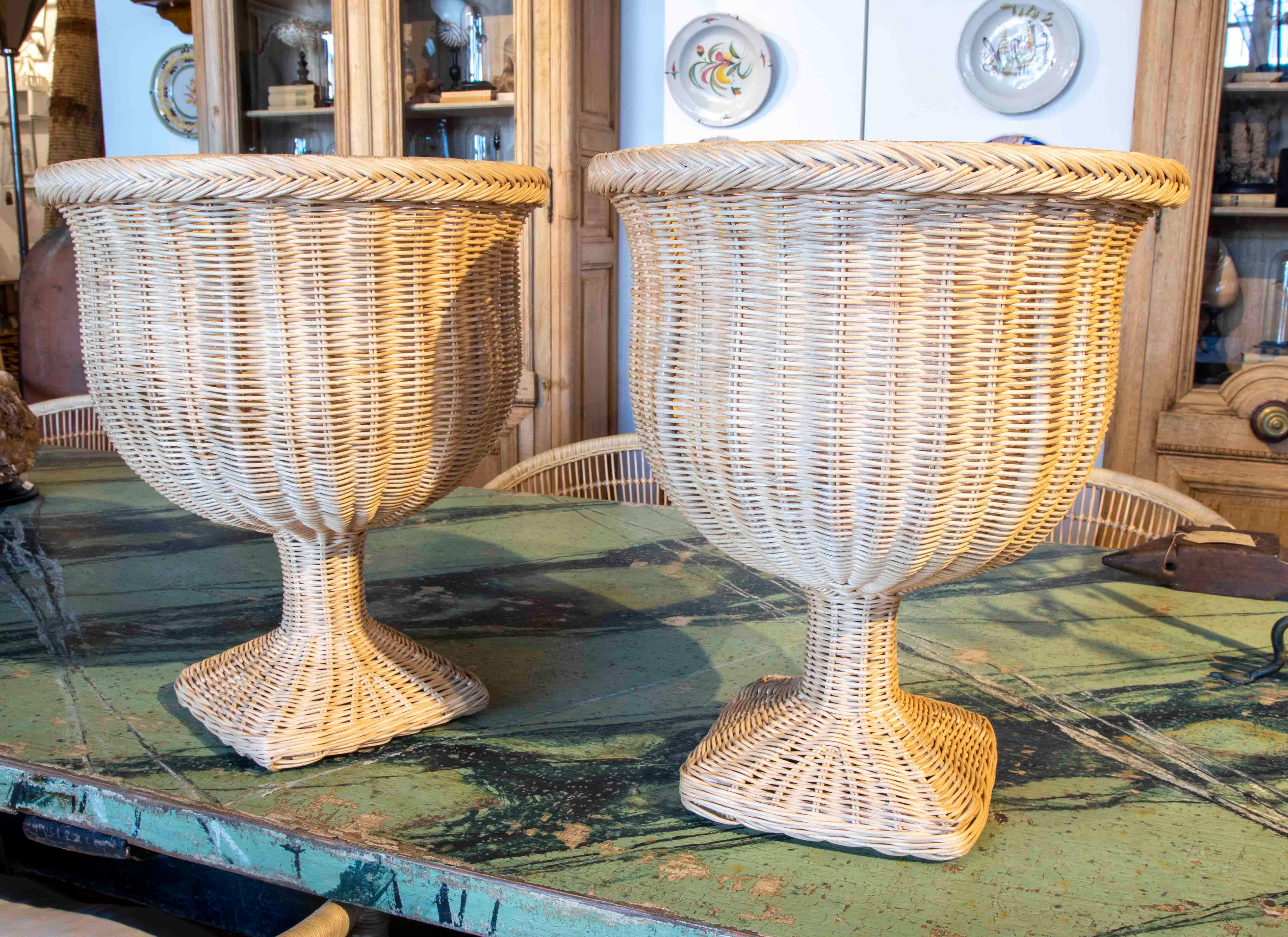 Pair of Handmade Wicker Urns with Rectangular Bases and Iron Structure For Sale 8
