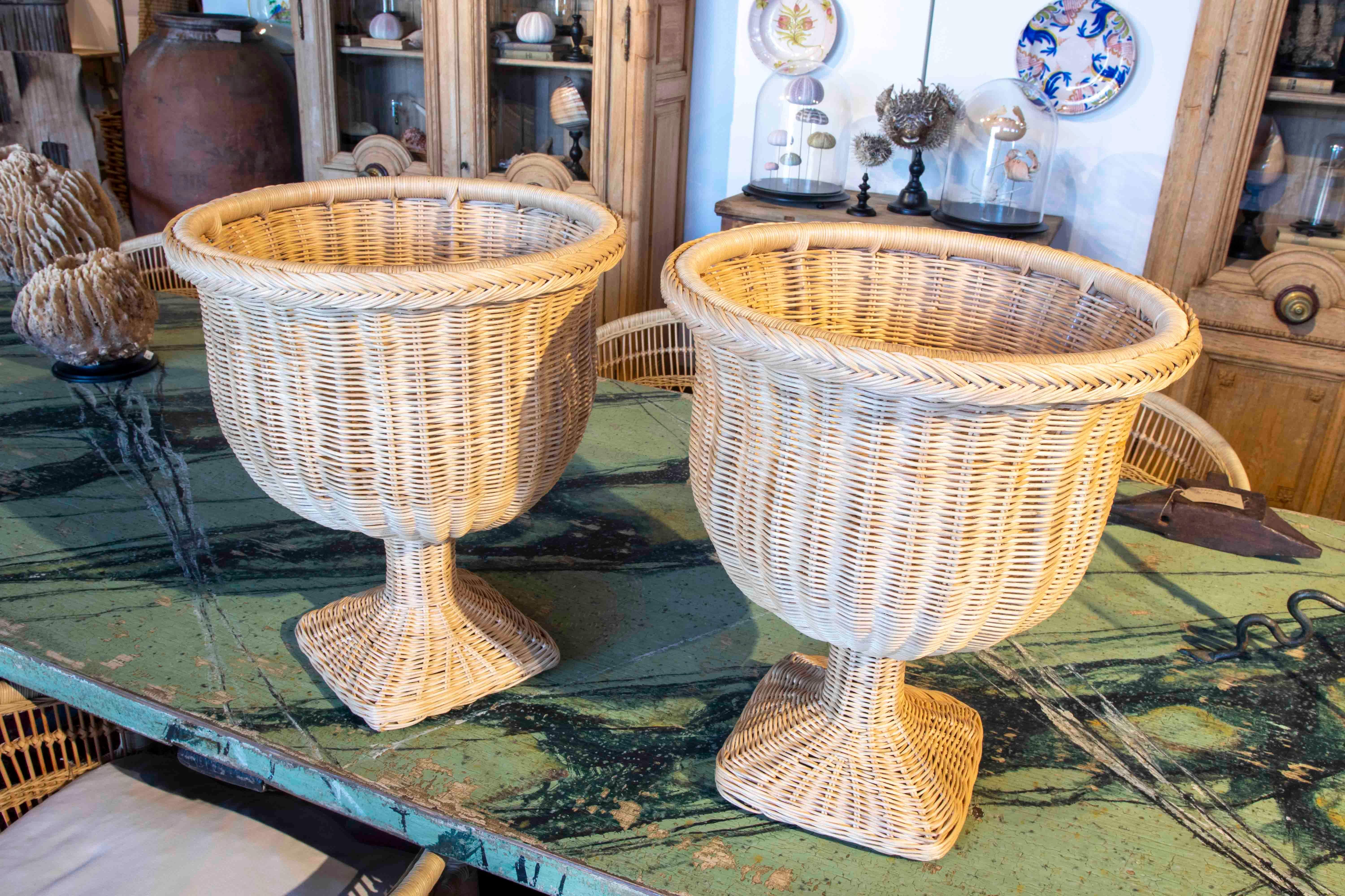 Paire d'urnes en osier faites à la main avec bases rectangulaires et structure en fer en vente 10
