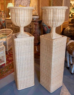 Pareja de Urnas de Mimbre Hechas a Mano con Bases Rectangulares y Estructura de Hierro