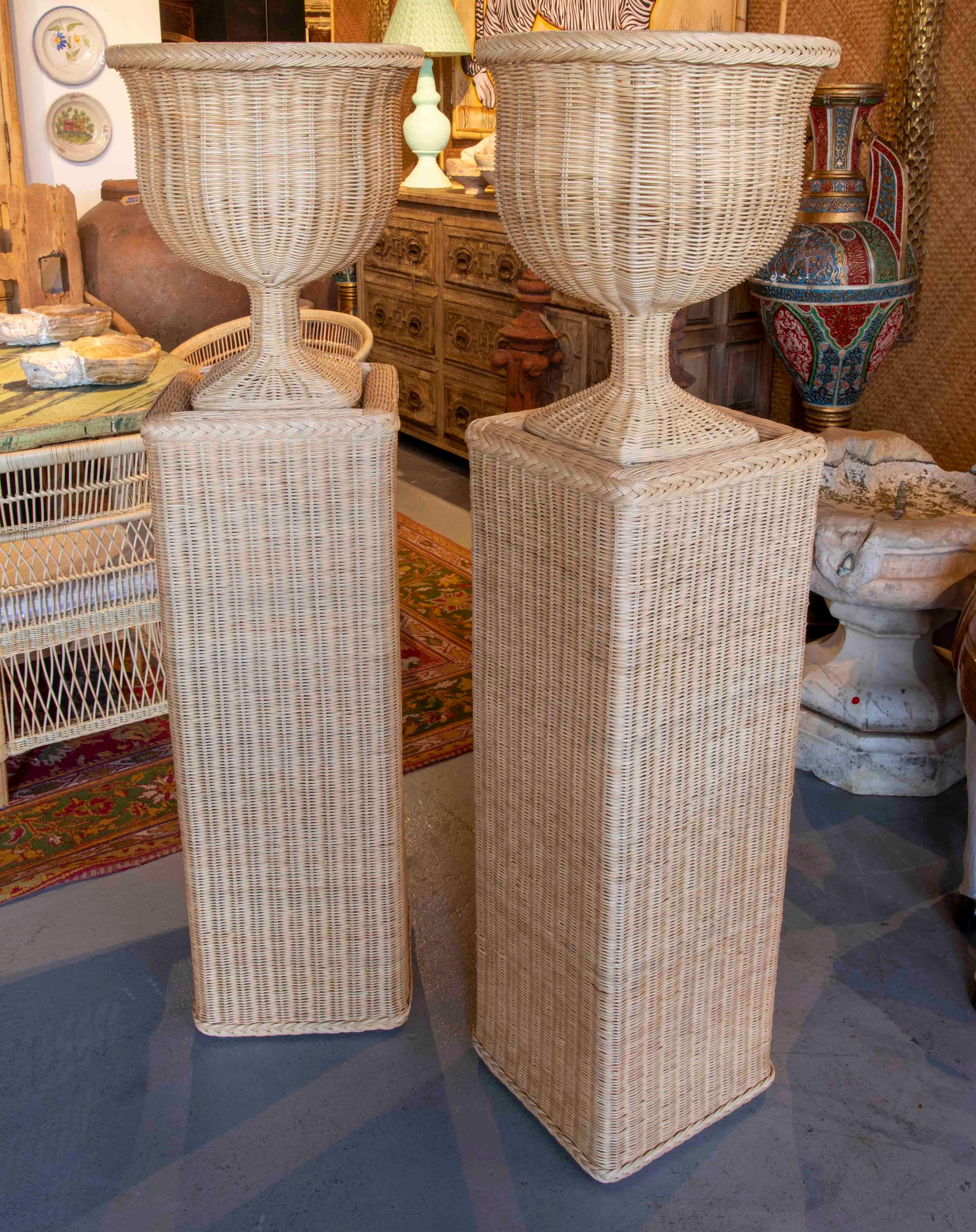 Paire d'urnes en osier faites à la main avec bases rectangulaires et structure en fer Bon état - En vente à Marbella, ES