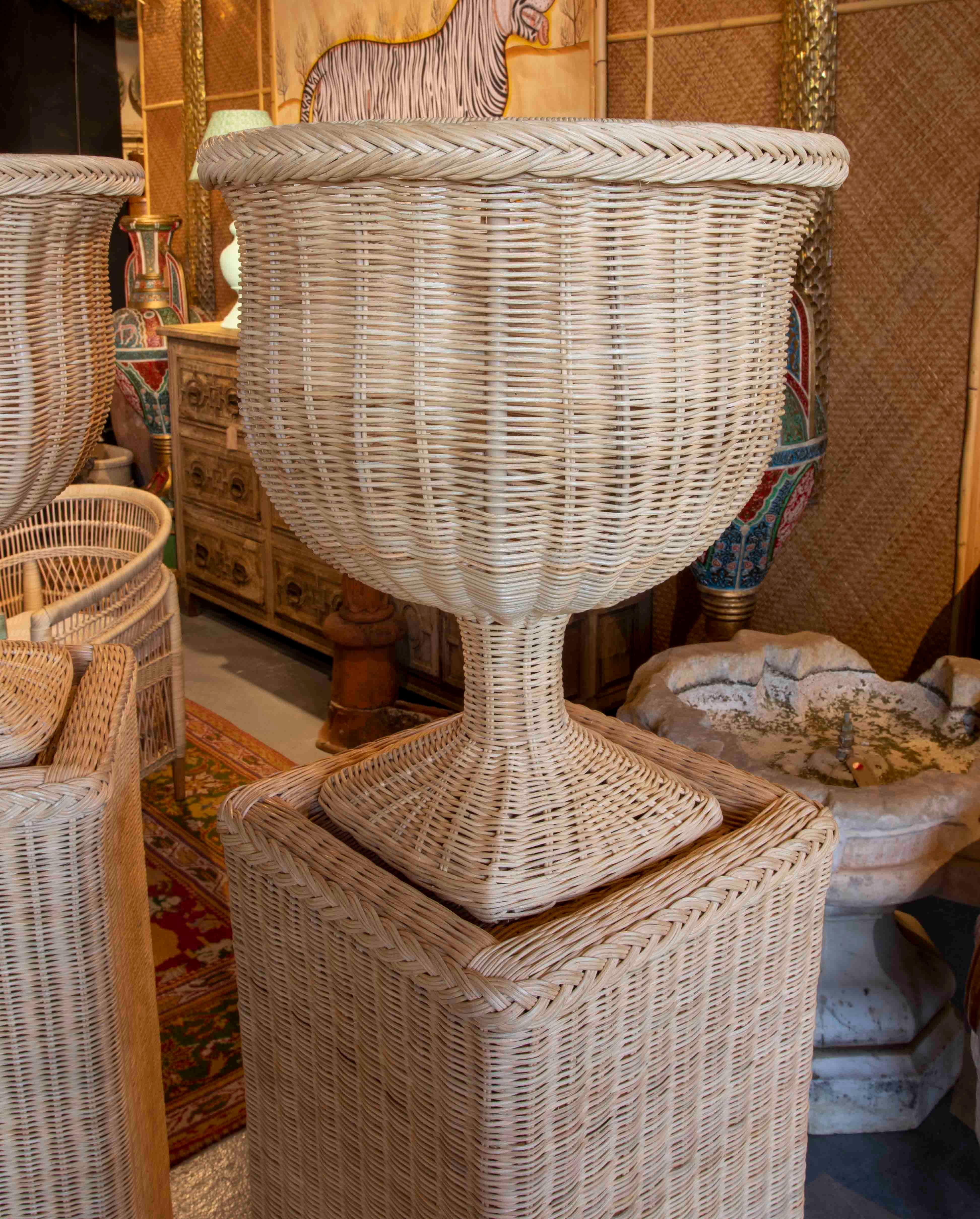 XXIe siècle et contemporain Paire d'urnes en osier faites à la main avec bases rectangulaires et structure en fer en vente