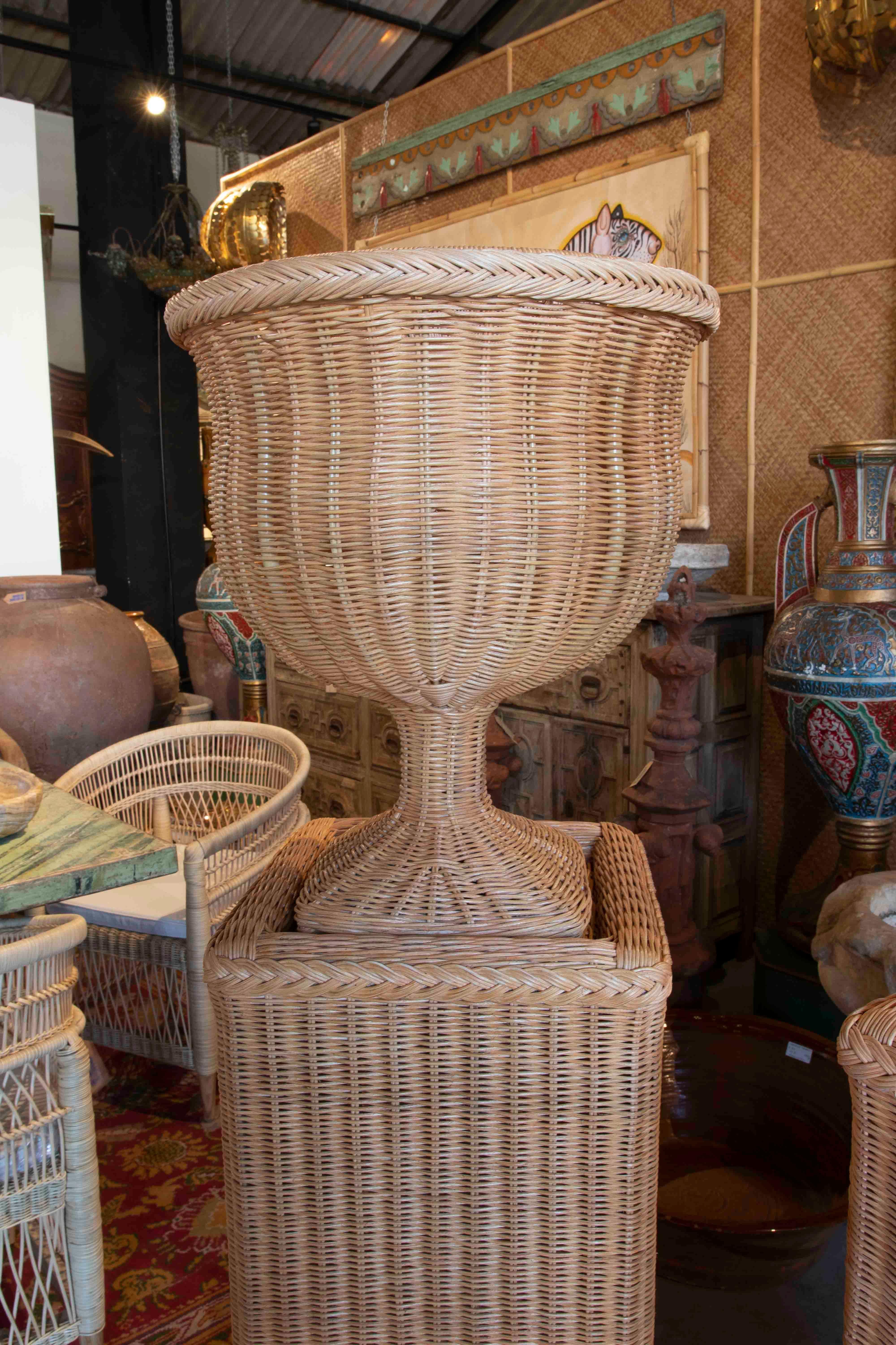 Pair of Handmade Wicker Urns with Rectangular Bases and Iron Structure In Good Condition For Sale In Marbella, ES