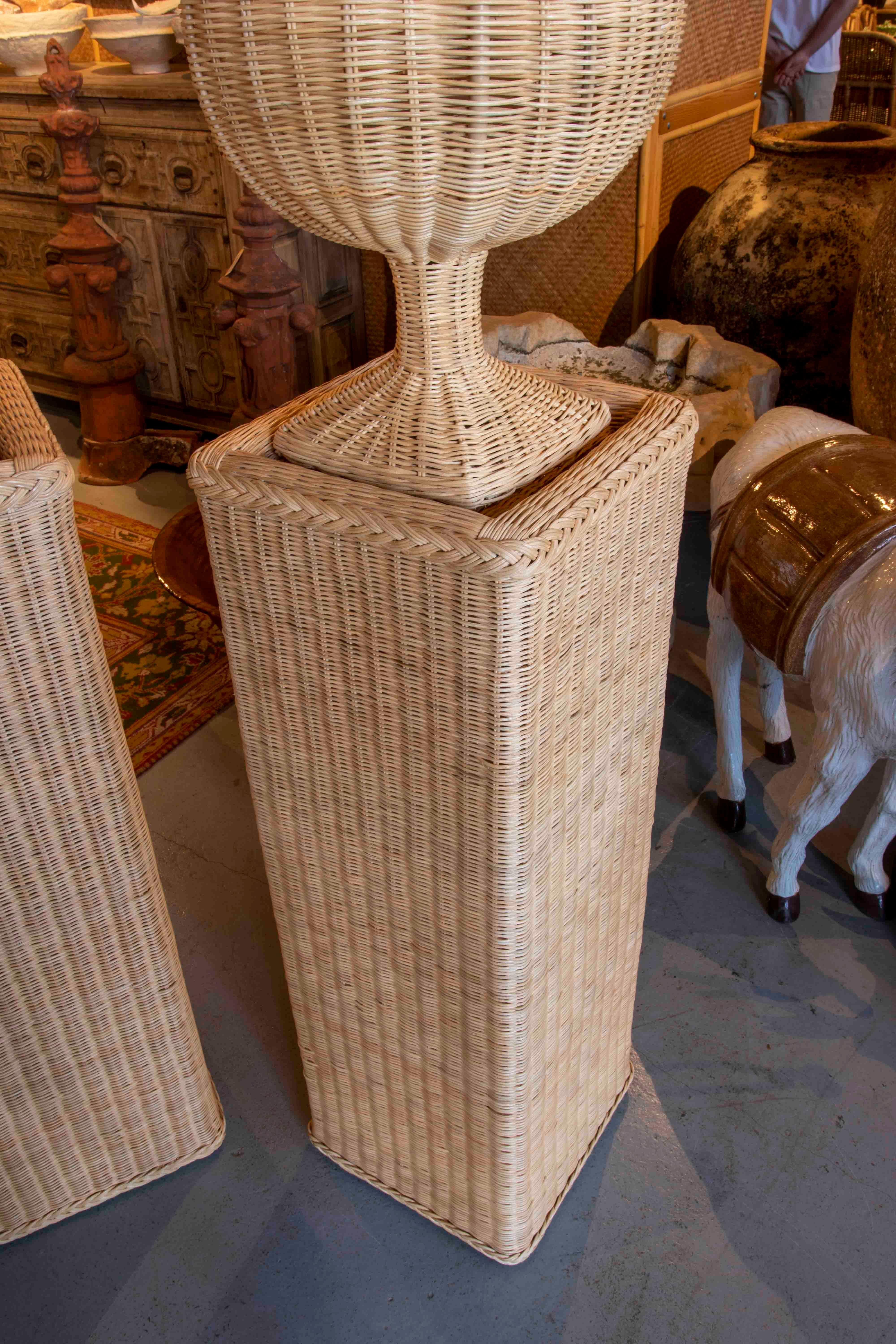 Paire d'urnes en osier faites à la main avec bases rectangulaires et structure en fer en vente 1