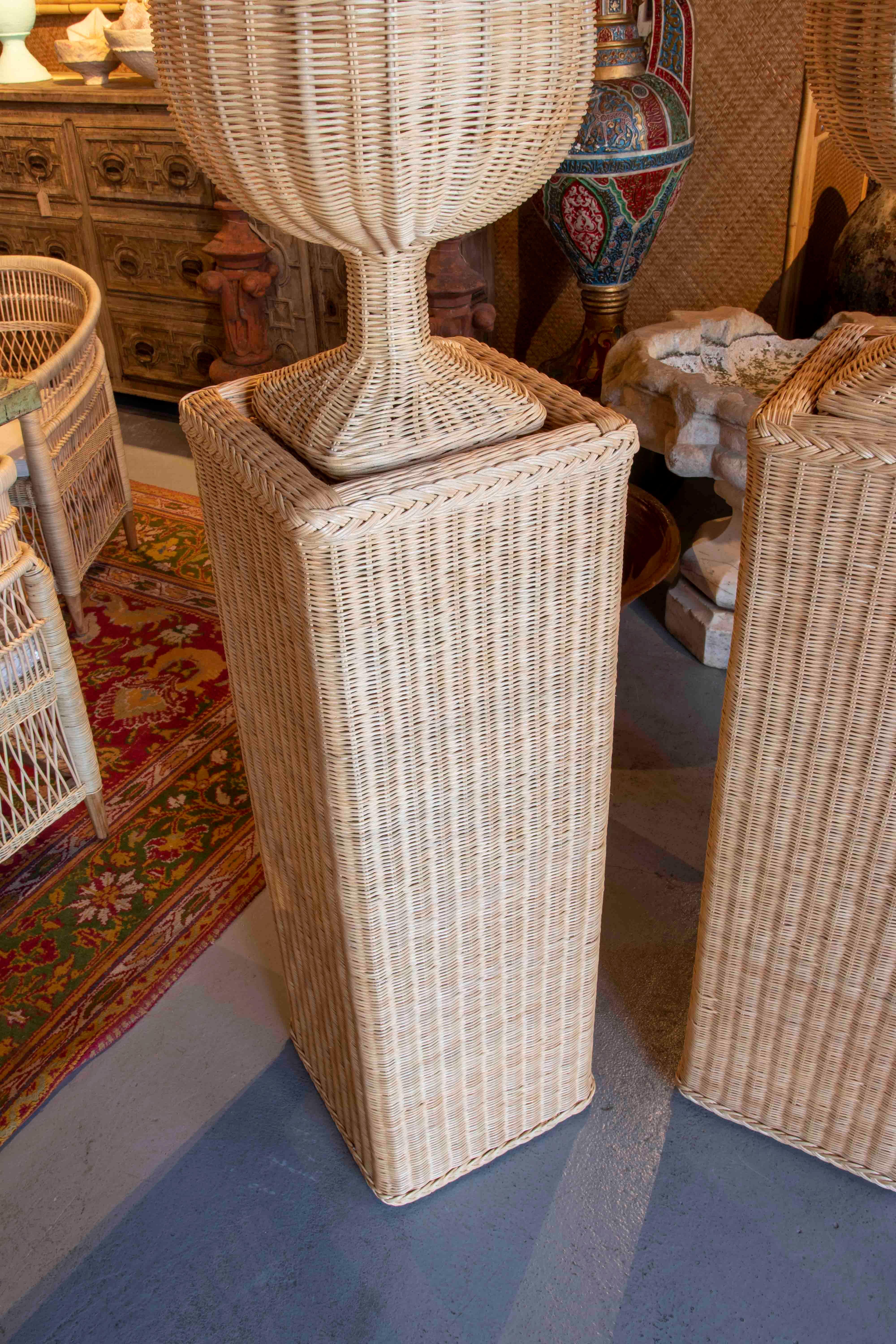 Paire d'urnes en osier faites à la main avec bases rectangulaires et structure en fer en vente 2