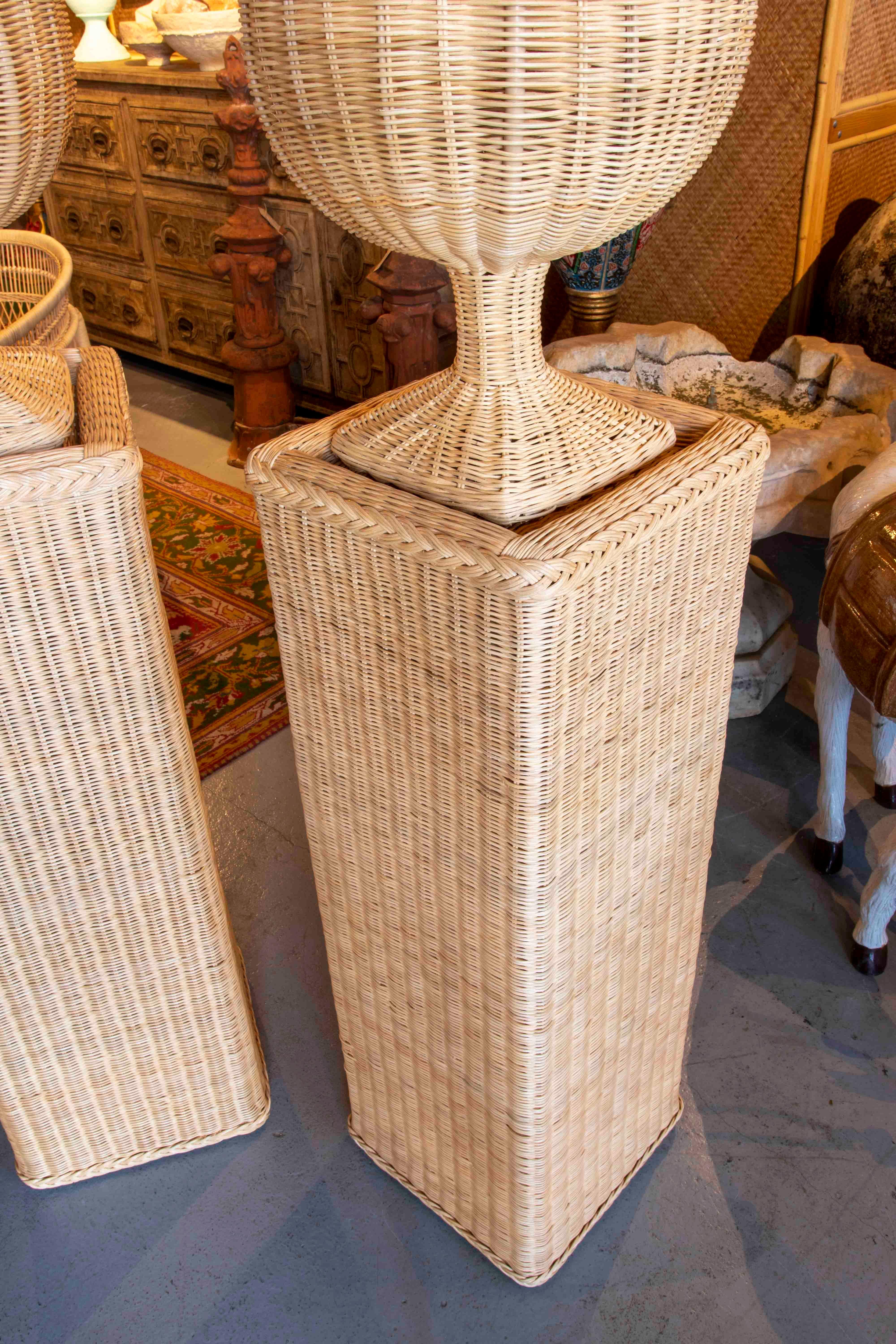 Paire d'urnes en osier faites à la main avec bases rectangulaires et structure en fer en vente 3
