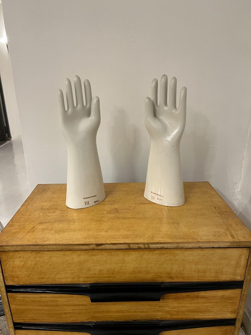 Art déco Paire de mains sur céramique « the Colonial Insulator Co » 11/1/2 Ind, Patent 22615 en vente