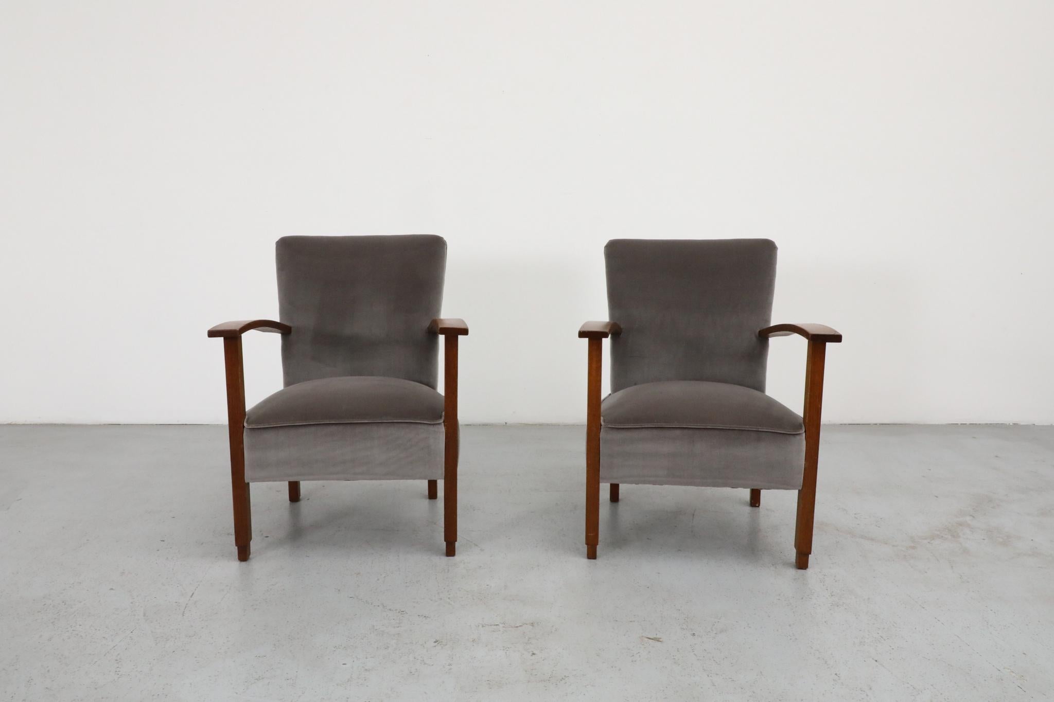 Paire de chaises longues hollandaises Art Déco en velours gris
Attribué à l'école d'Amsterdam  Pays-Bas, années 1920

Une paire sophistiquée de chaises longues de l'école d'Amsterdam, nouvellement tapissées de velours gris seal, avec d'élégants bras