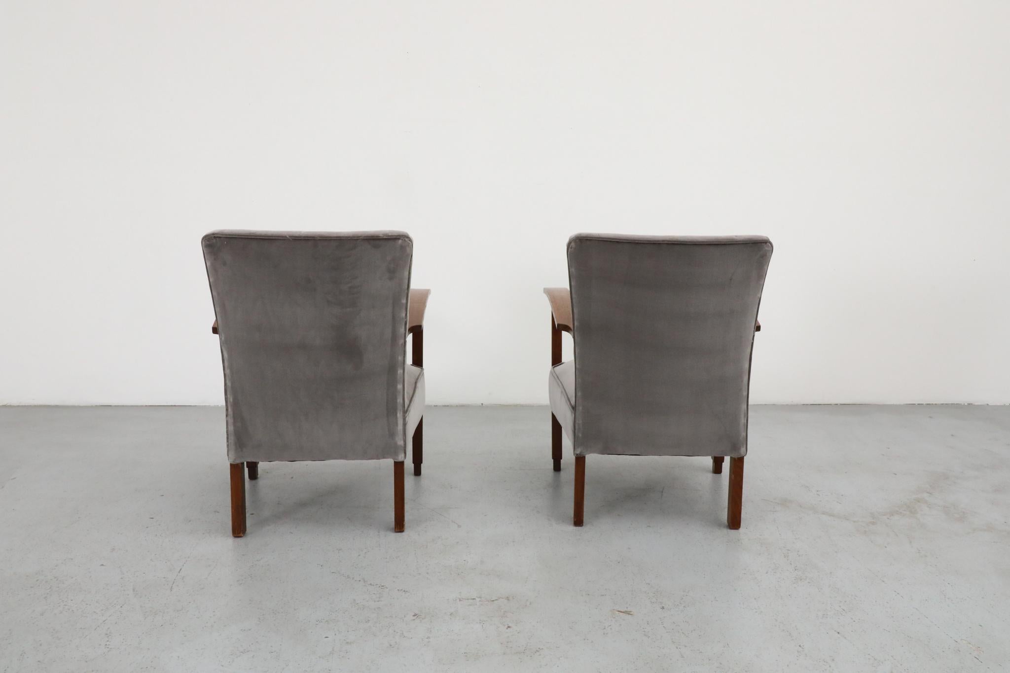 Paire de belles chaises longues Art Déco hollandaises en velours gris sceau Bon état - En vente à Los Angeles, CA