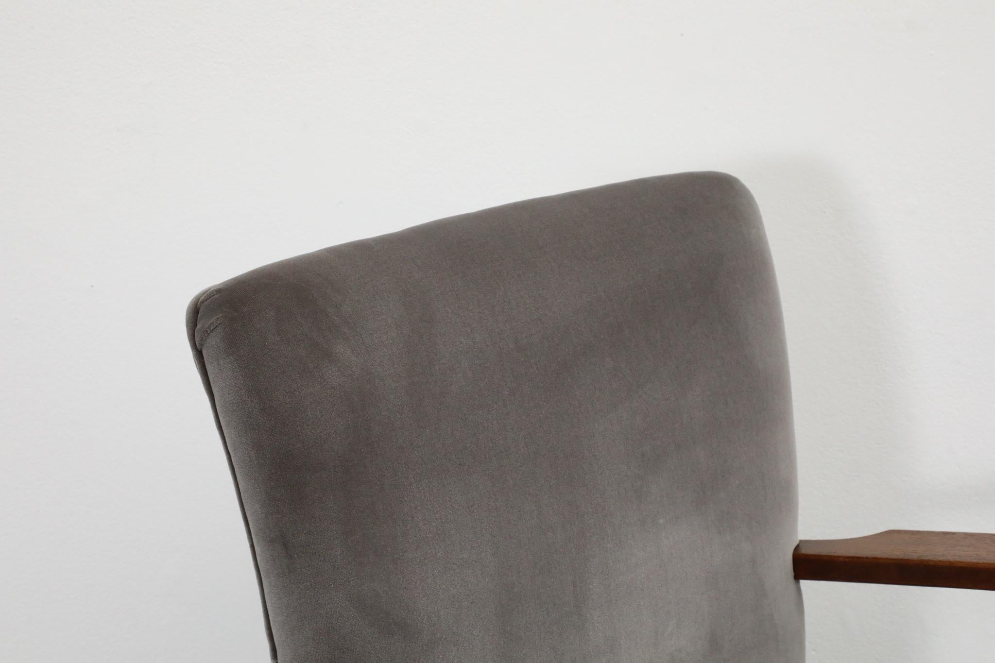 Paire de belles chaises longues Art Déco hollandaises en velours gris sceau en vente 1