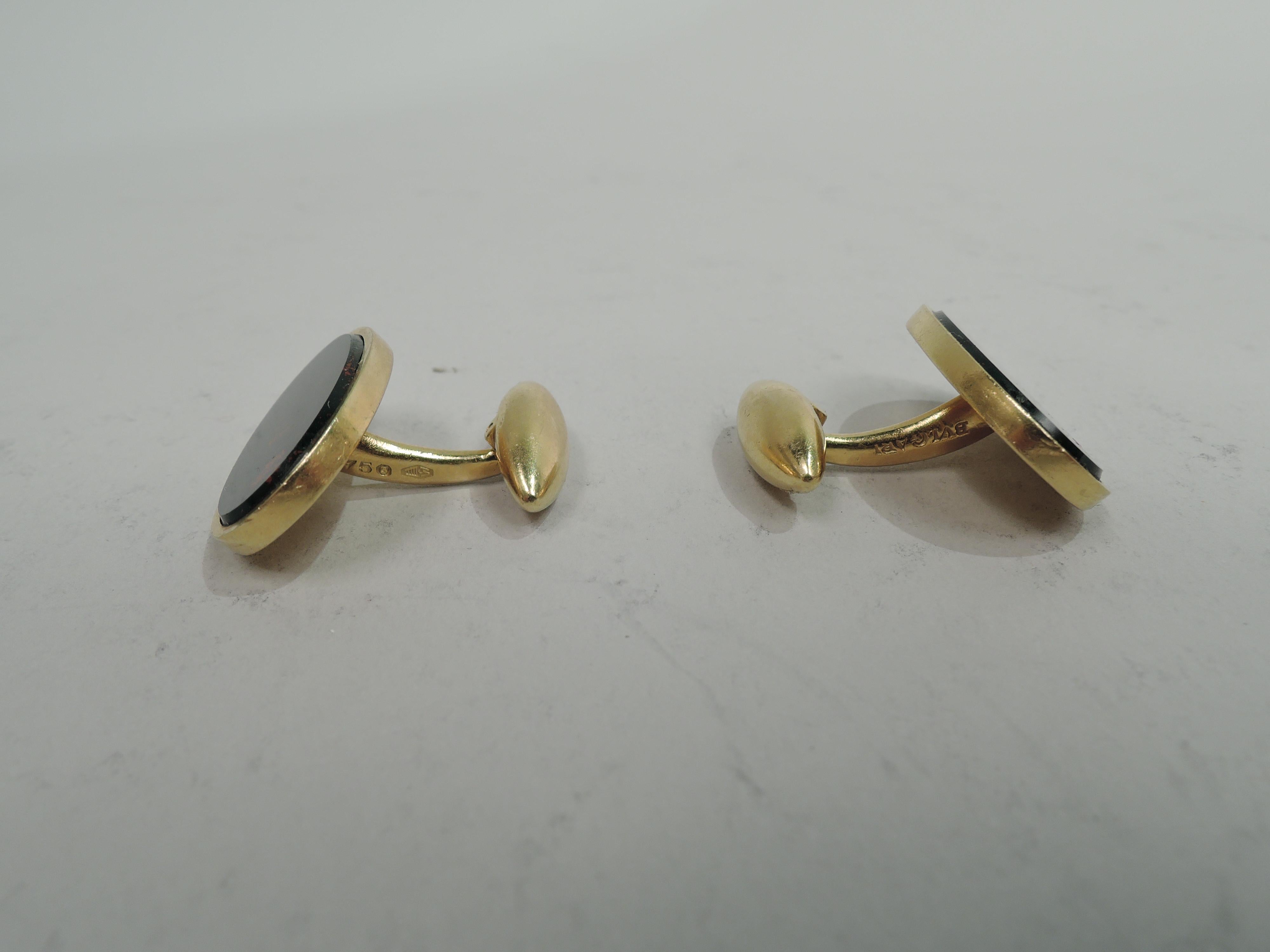 Paire de jolis boutons de manchette. Chacun : Pierre de sang ovale dans une monture épaisse en or jaune. Italie, vers 1910. Les marques comprennent 750 (c'est-à-dire 18k) et le tampon Bulgari. 