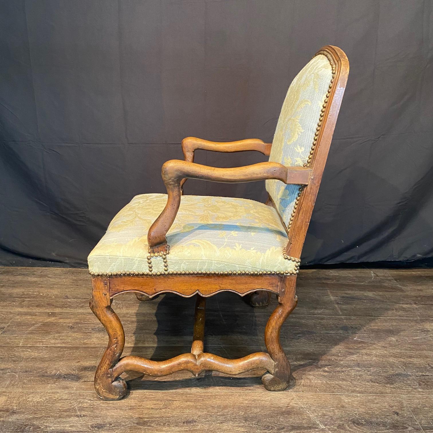 Coppia di splendide poltrone francesi Luigi XIV con barelle Os de Mouton in vendita 2