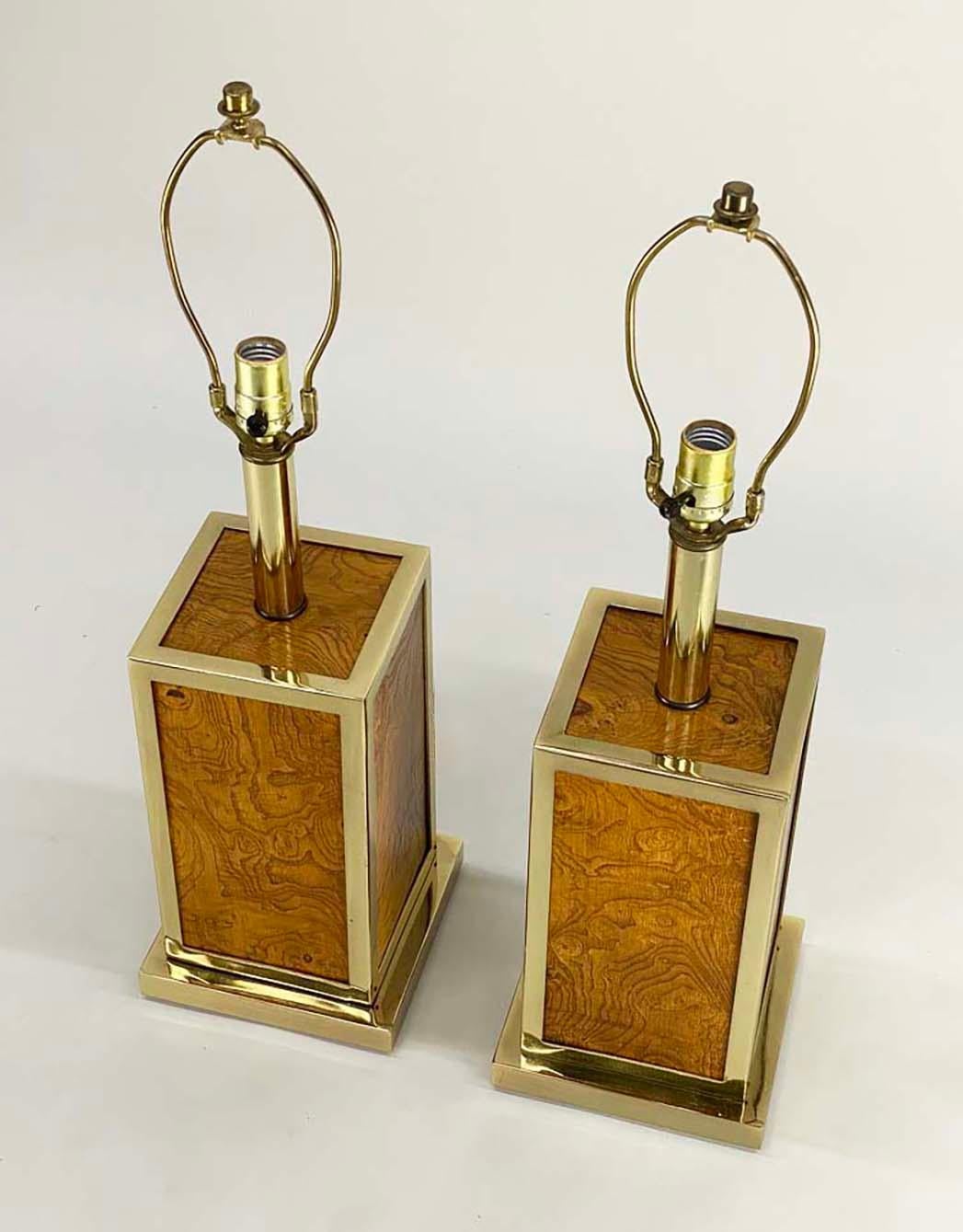 Mid-Century moderno Coppia di bellissime lampade da tavolo italiane in Wood Wood e ottone in vendita