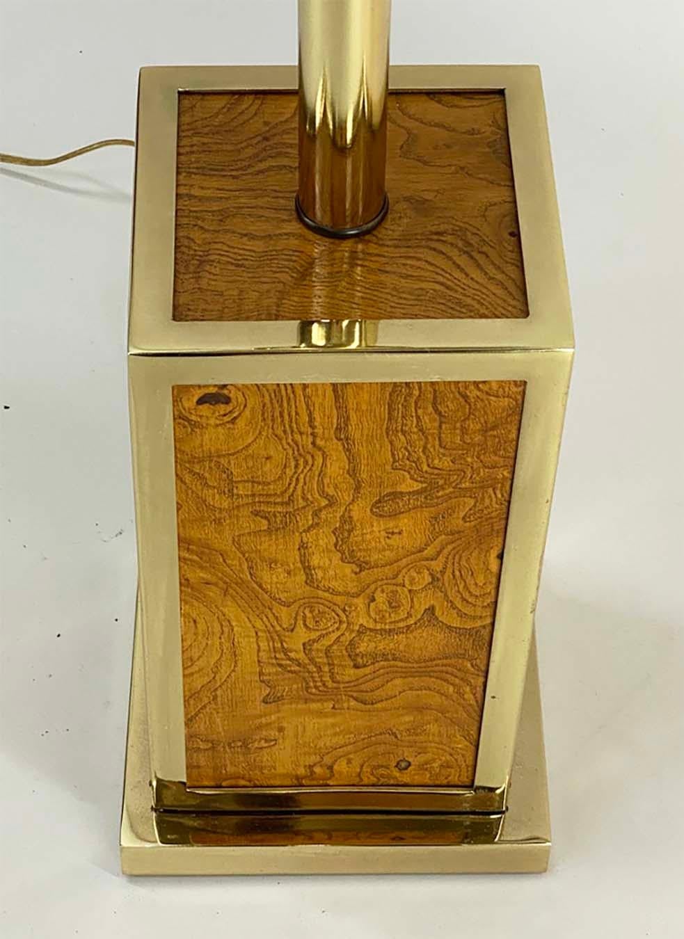 Coppia di bellissime lampade da tavolo italiane in Wood Wood e ottone In condizioni buone in vendita a Minneapolis, MN